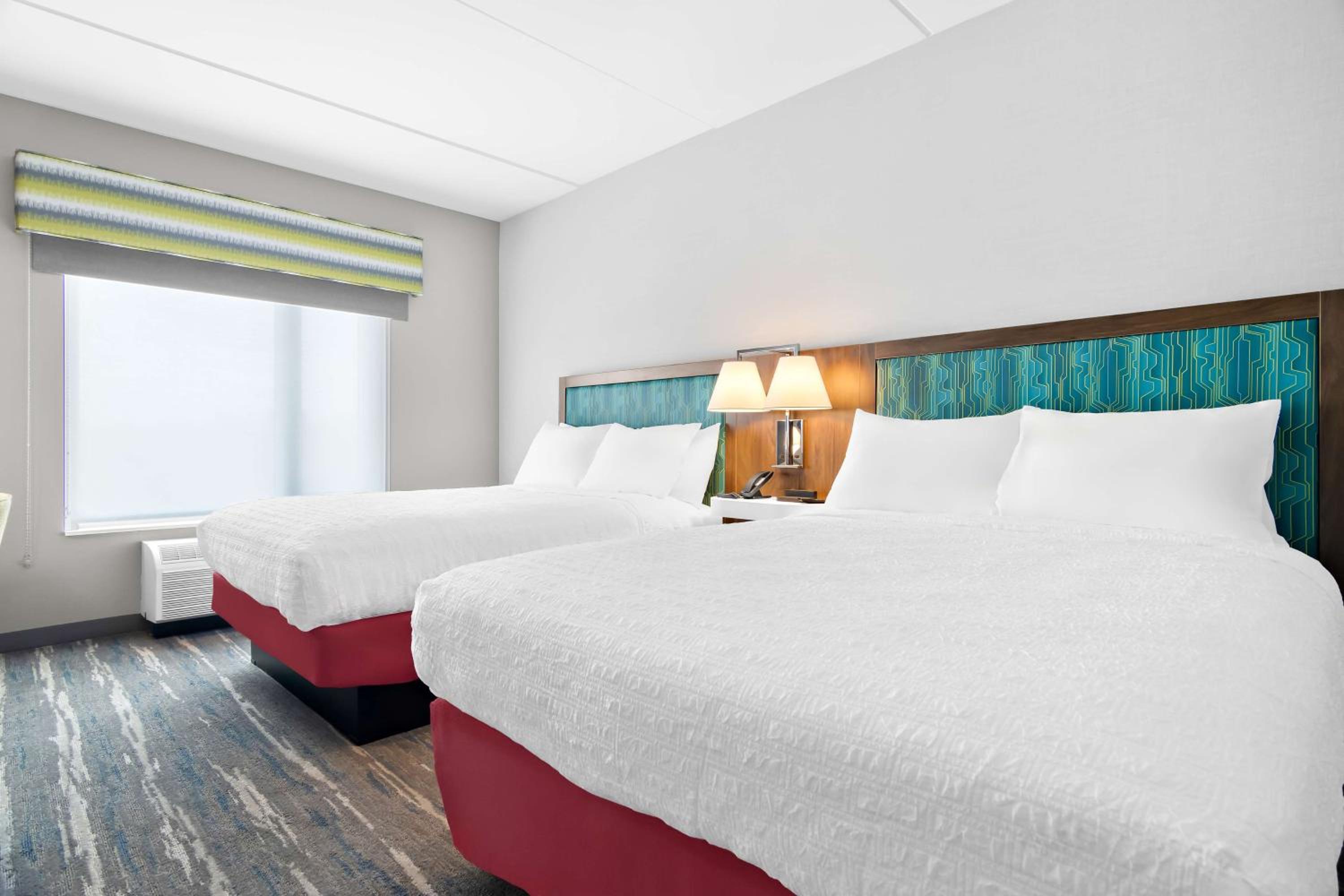 Queen Room with Two Queen Beds - Photo 4