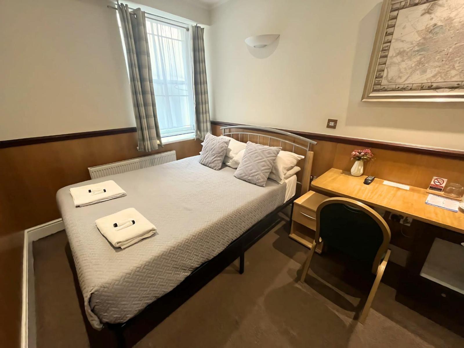 Double Room with Private Bathroom photo 3