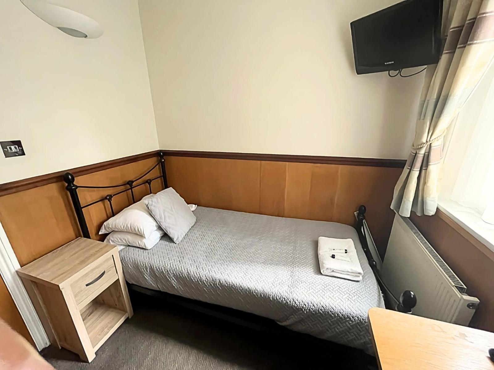 Single Room with Private Bathroom photo 3