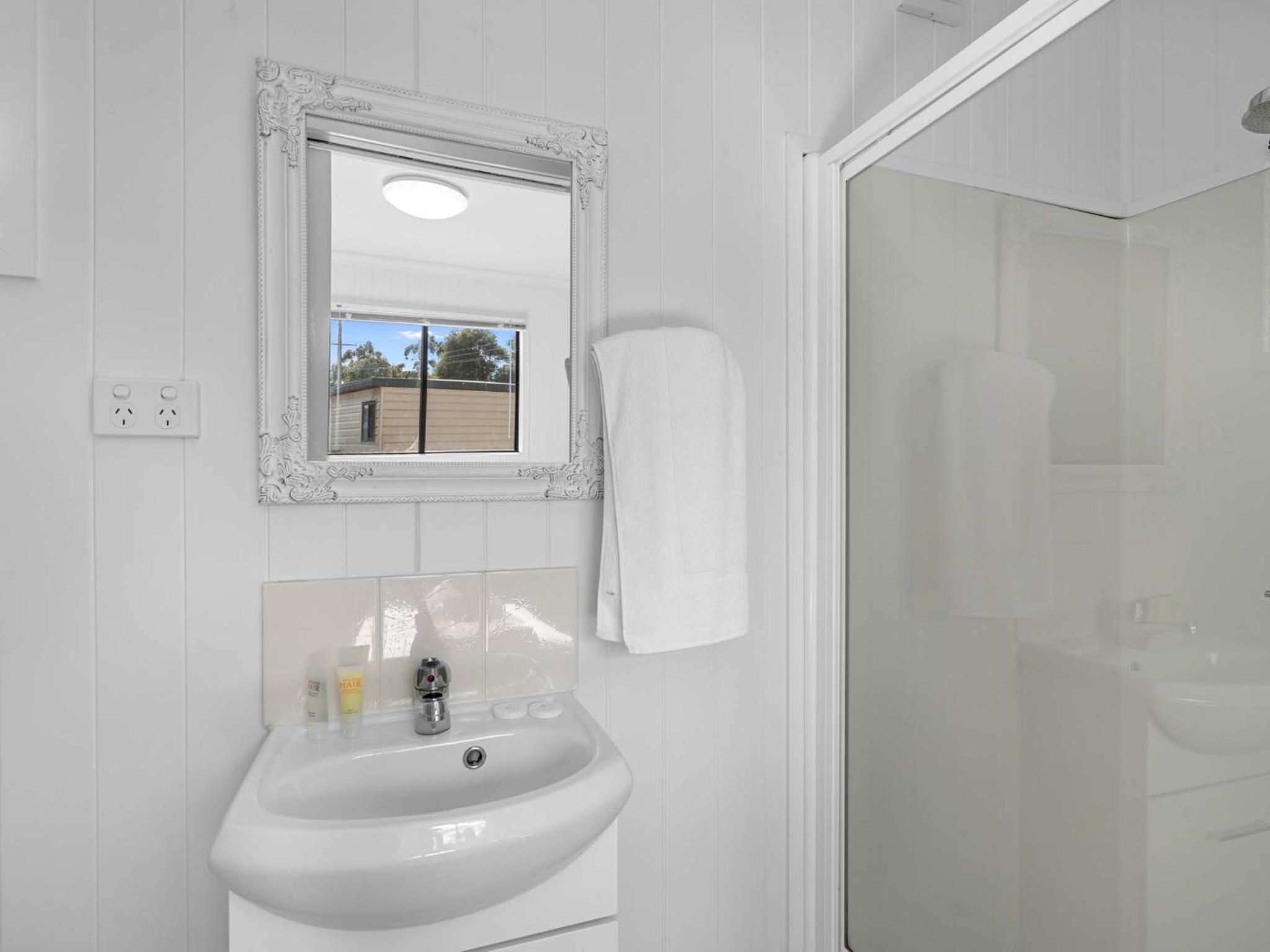 Deluxe One-Bedroom Cabin - Not Pet Friendly photo 3