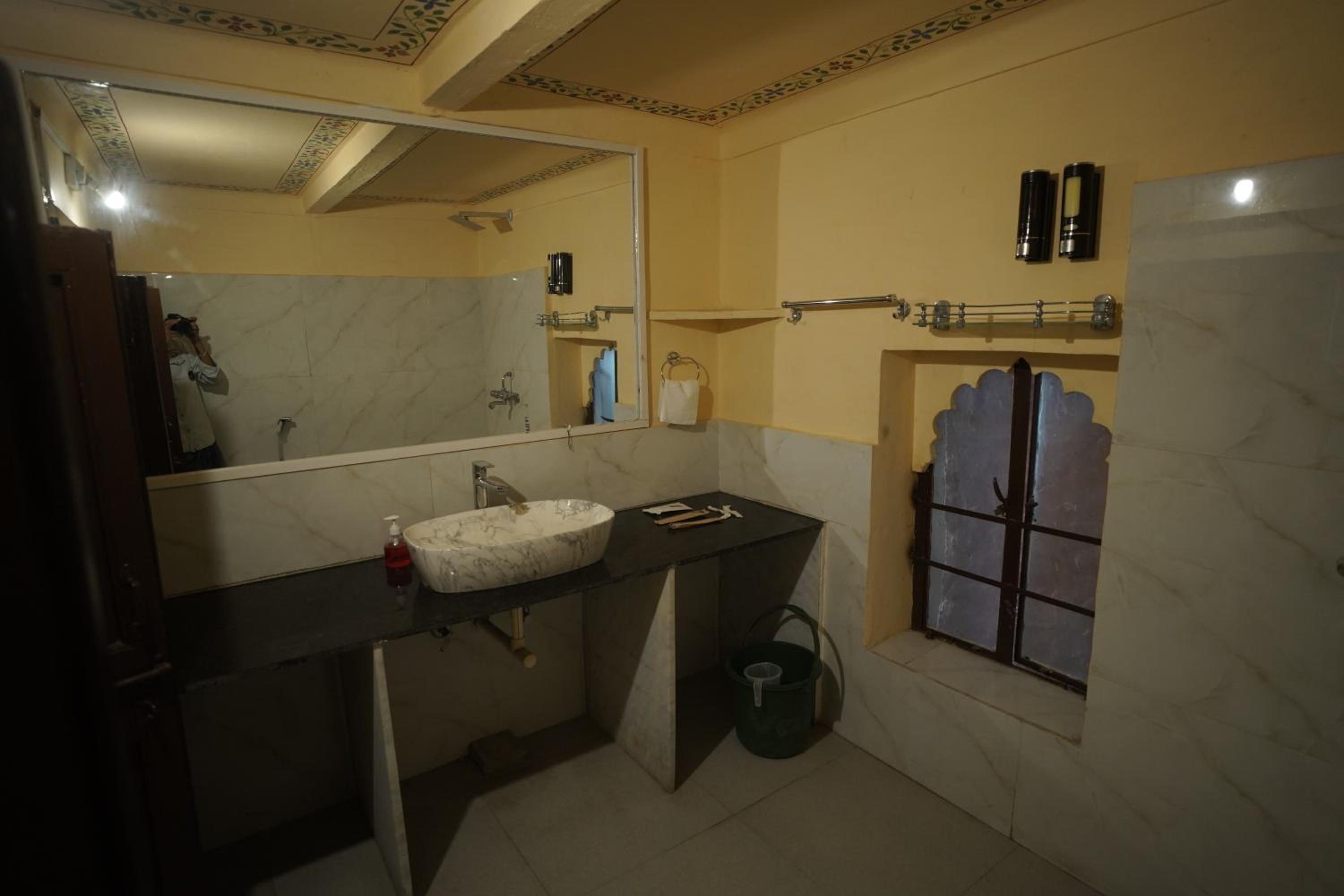 Suite - Photo 9