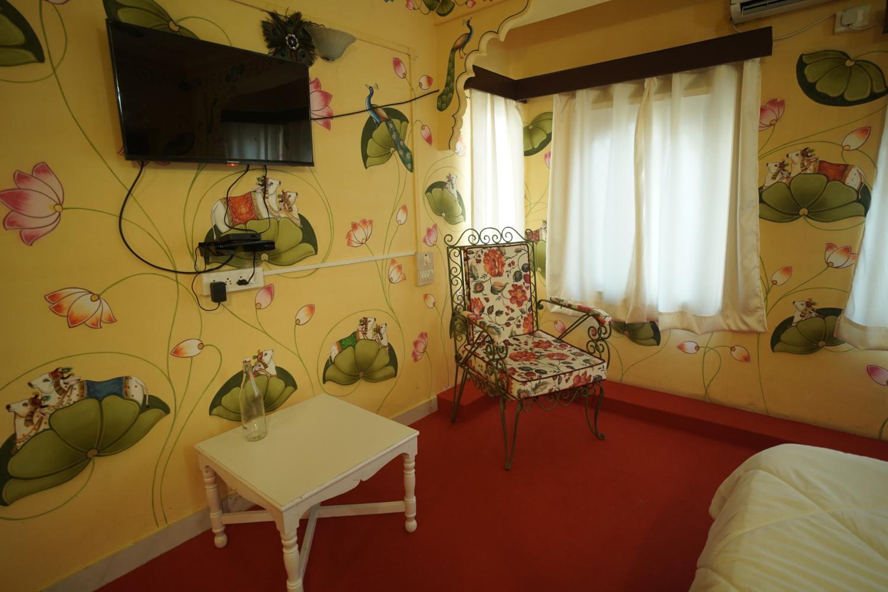 Suite - Photo 13