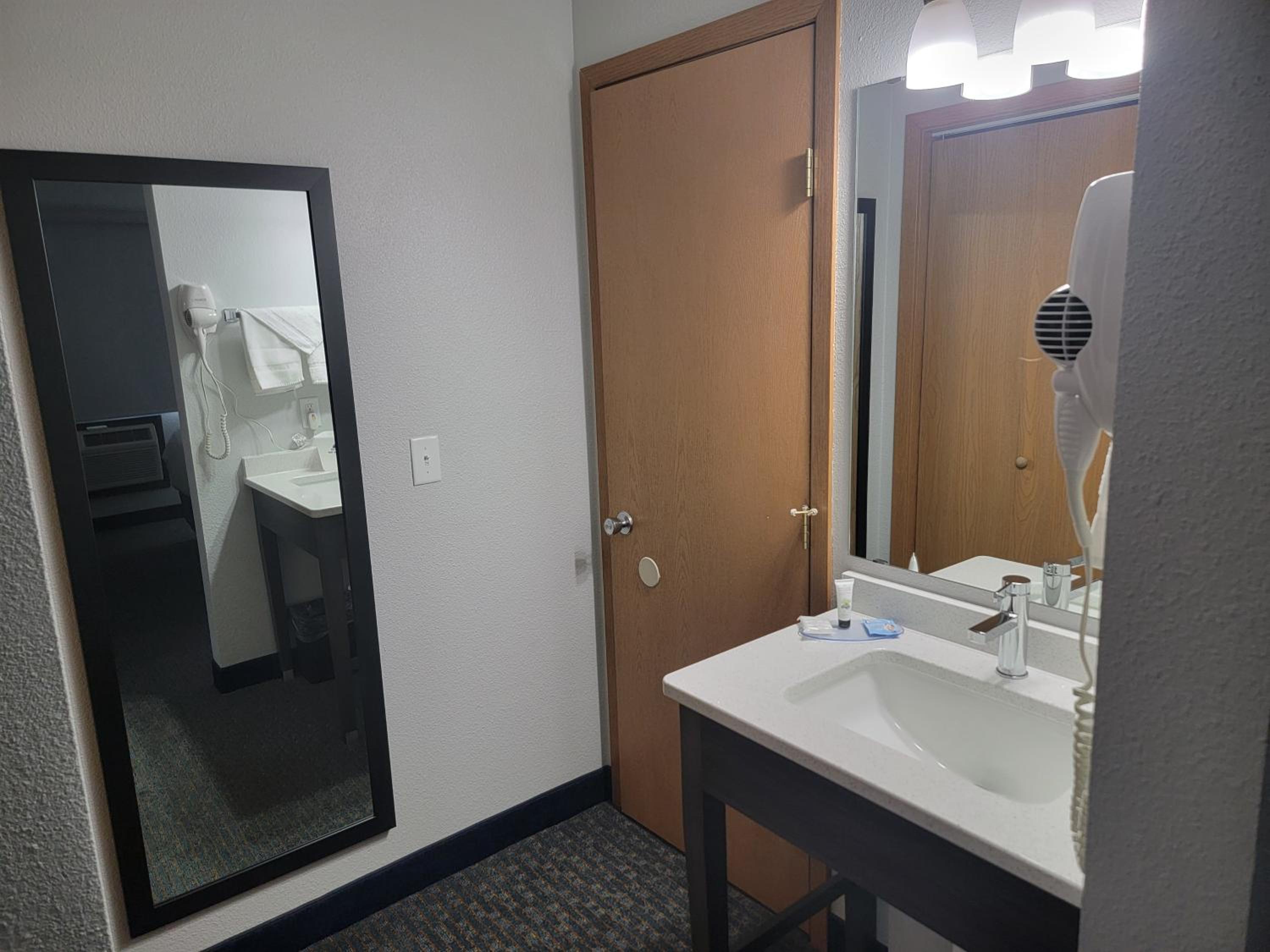 One King Bed Kitchenette Suite Non-Smoking photo 2