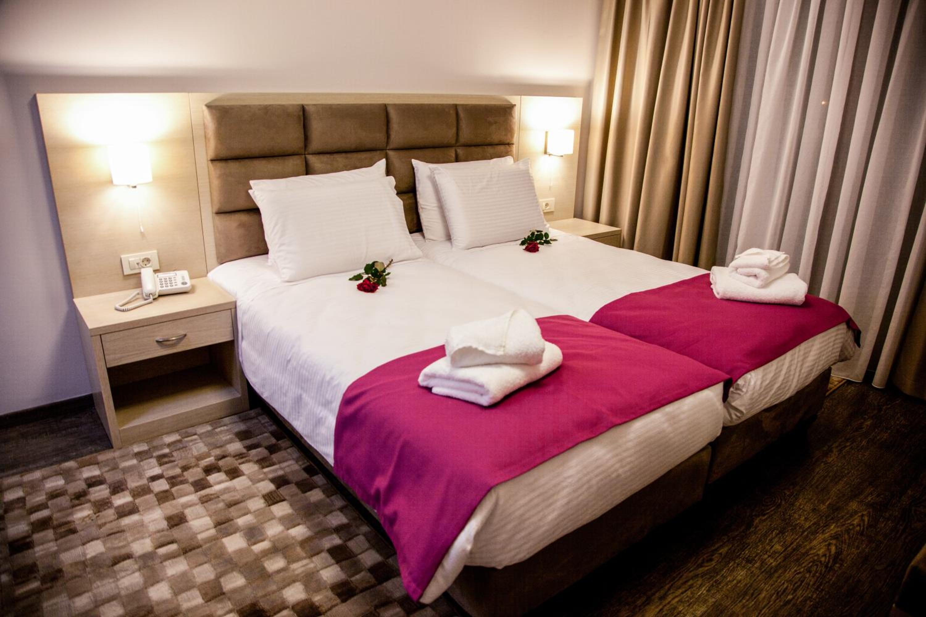 Deluxe Room with Lake View - Photo 3