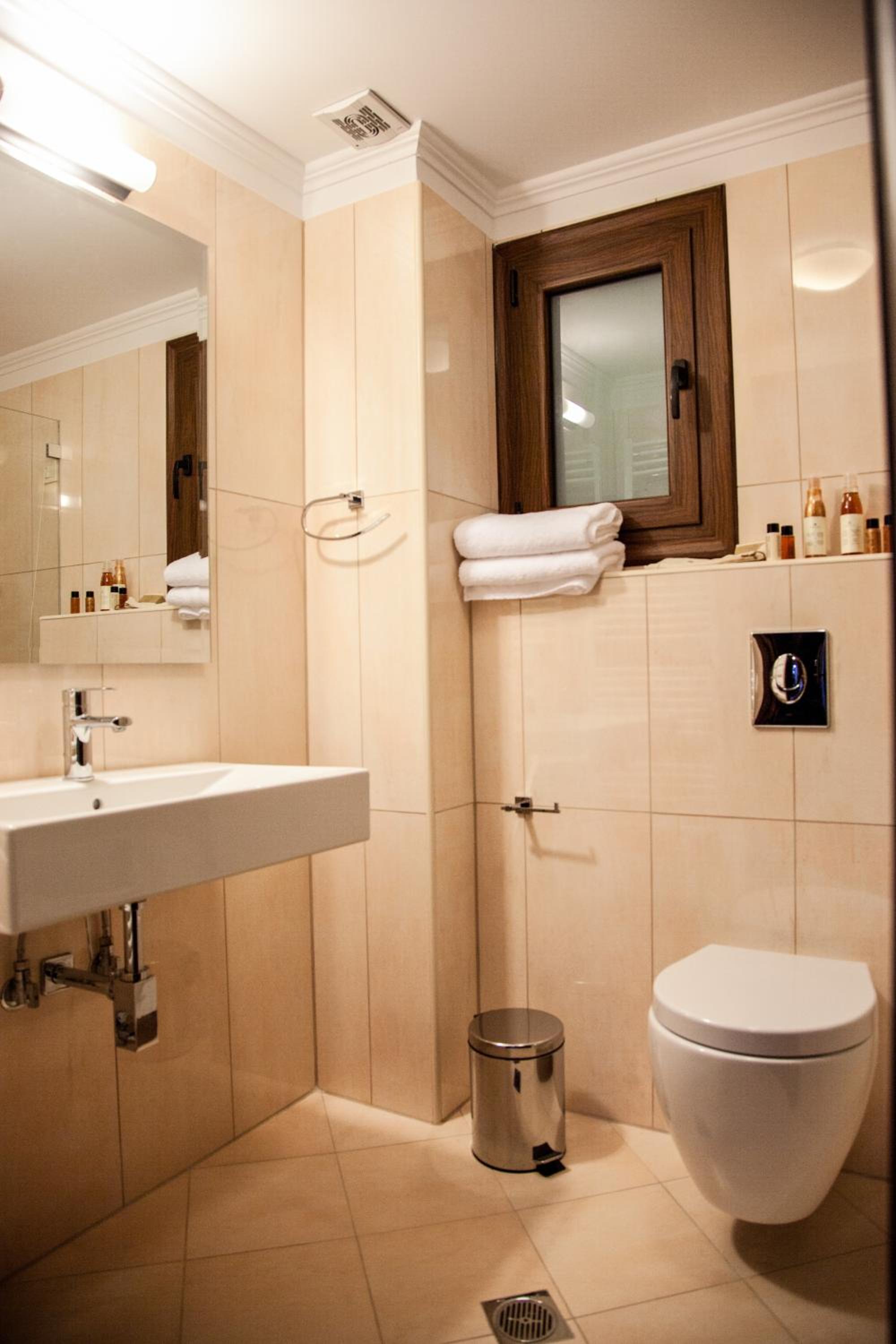 Deluxe Room with Lake View - Photo 6