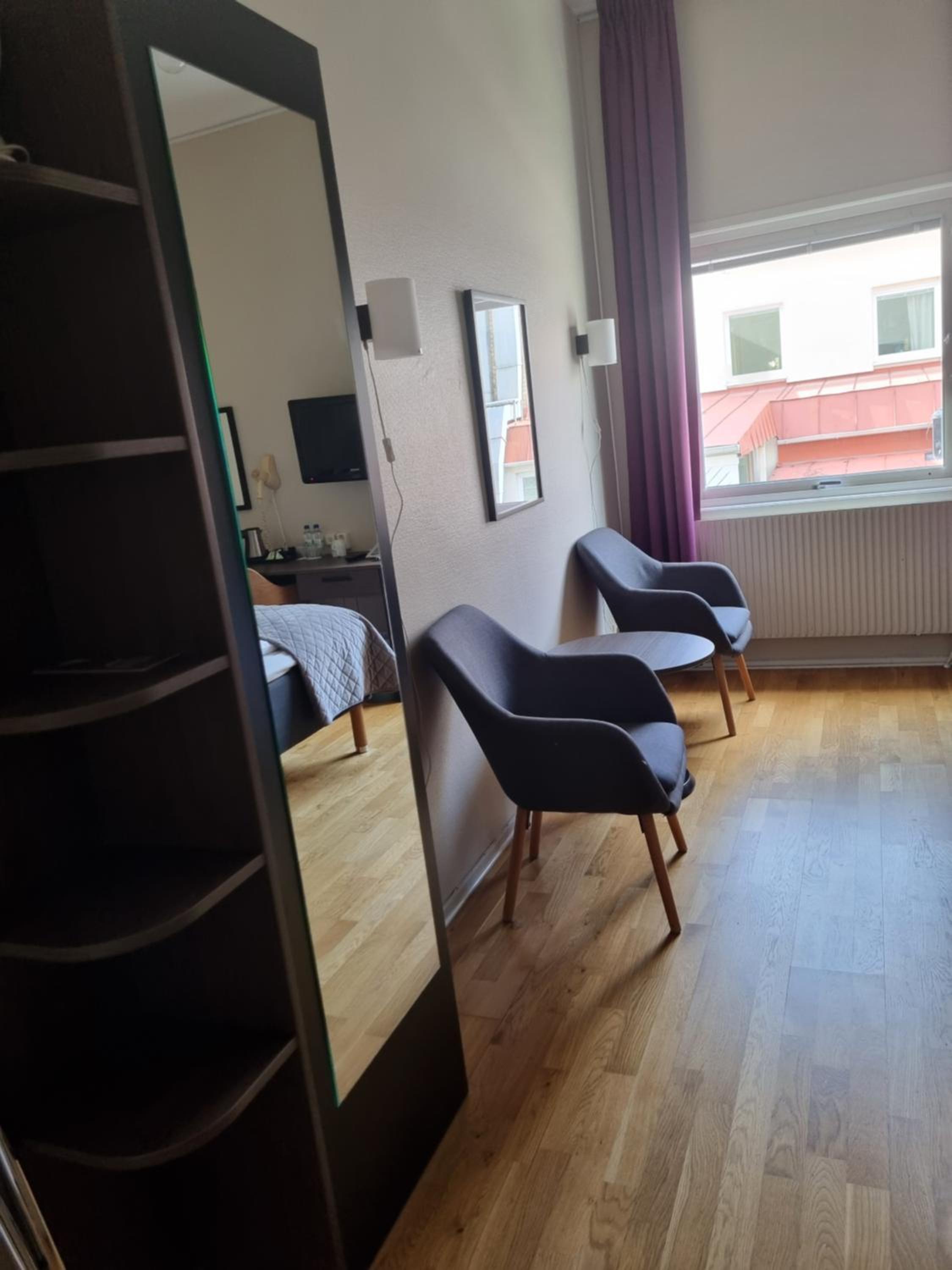 Standard Twin Room - Photo 8