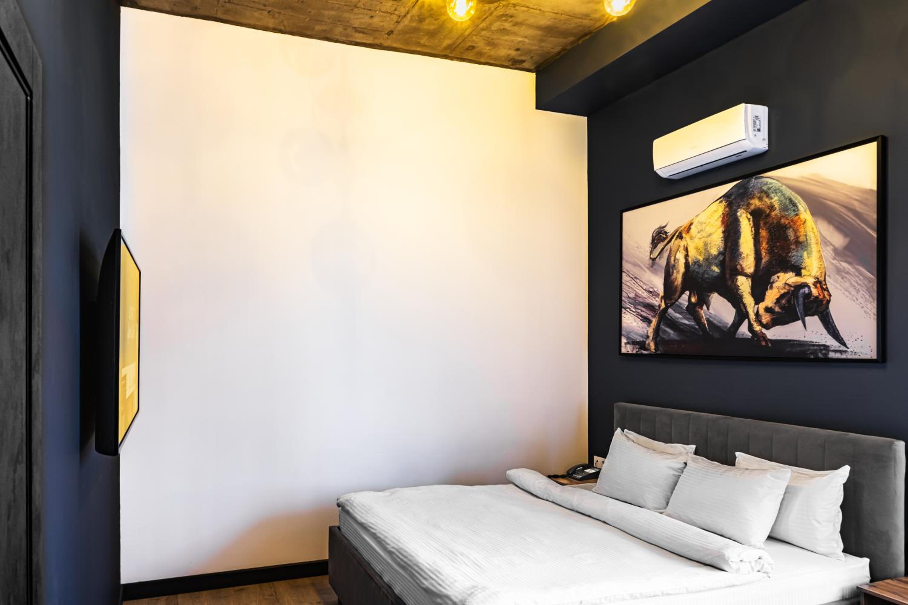 One-Bedroom Apartment - Photo 3