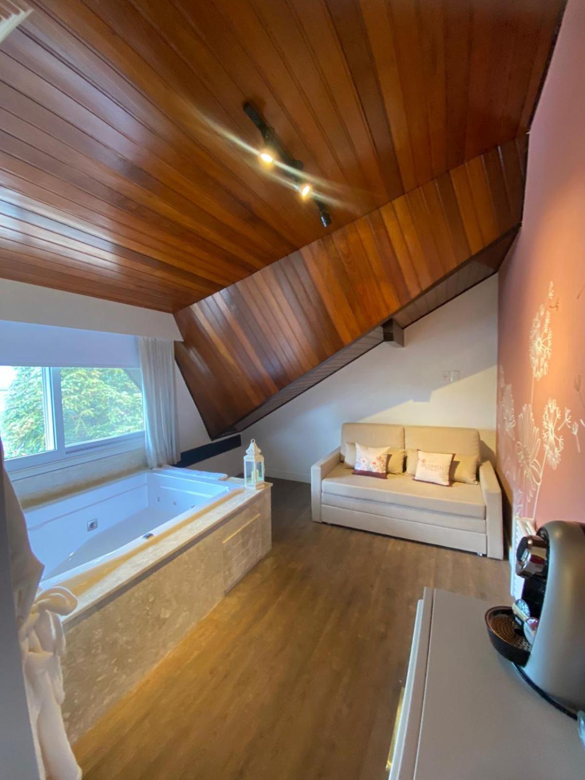 Queen Suite with Spa Bath