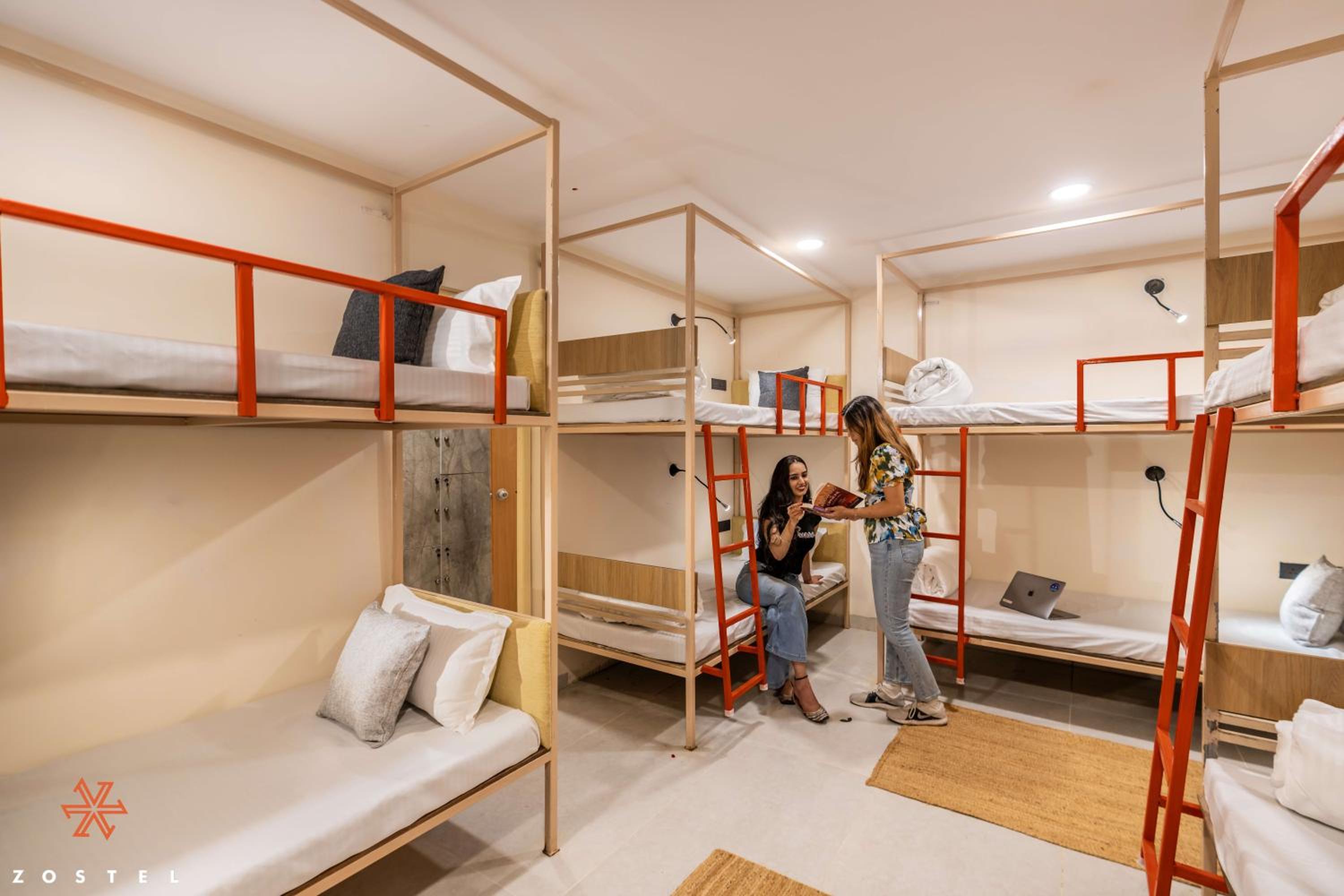 Bed in Deluxe 8-Bed Mixed Dormitory Room photo 3