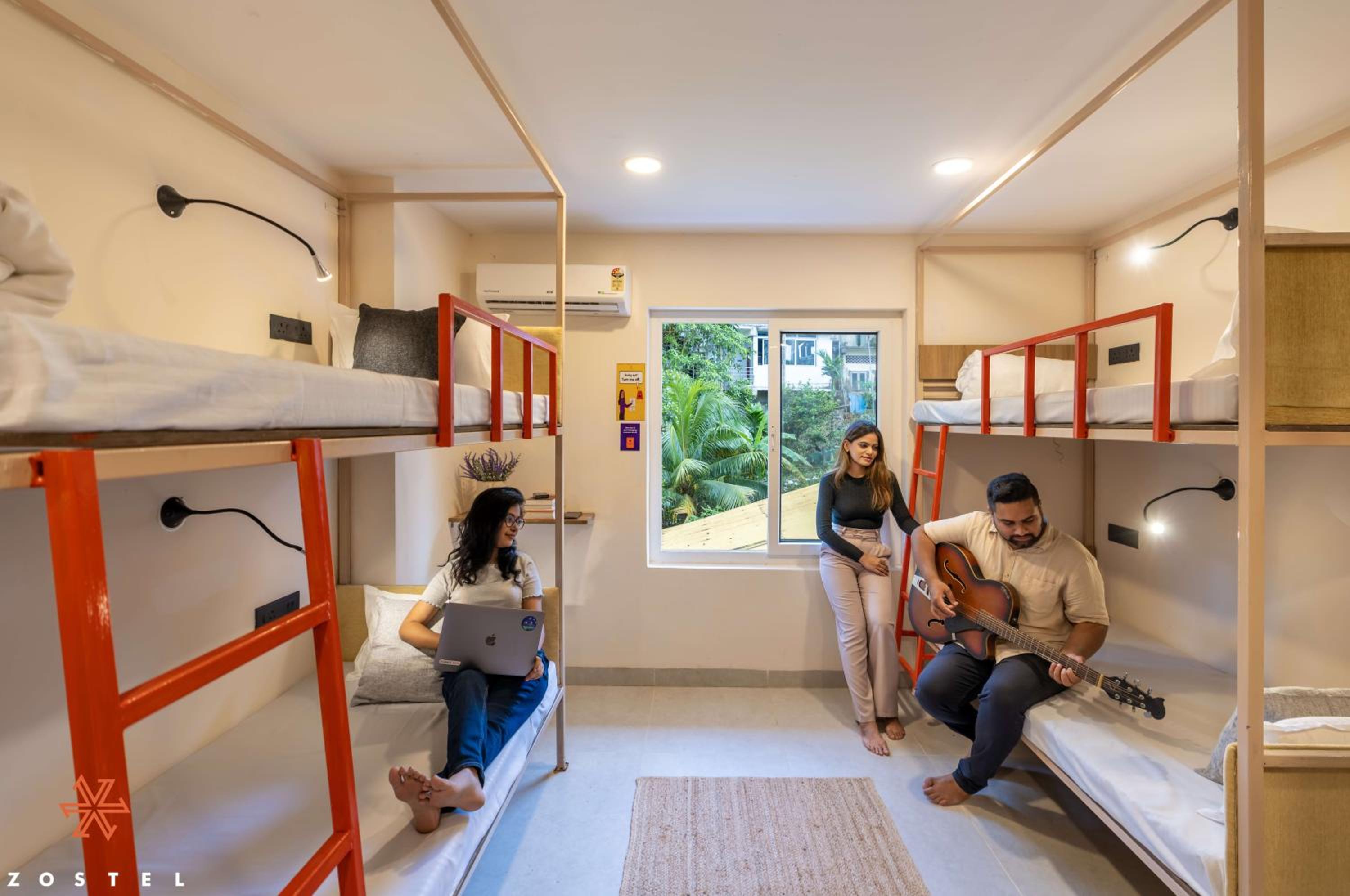 Bed in Deluxe 8-Bed Mixed Dormitory Room photo 2