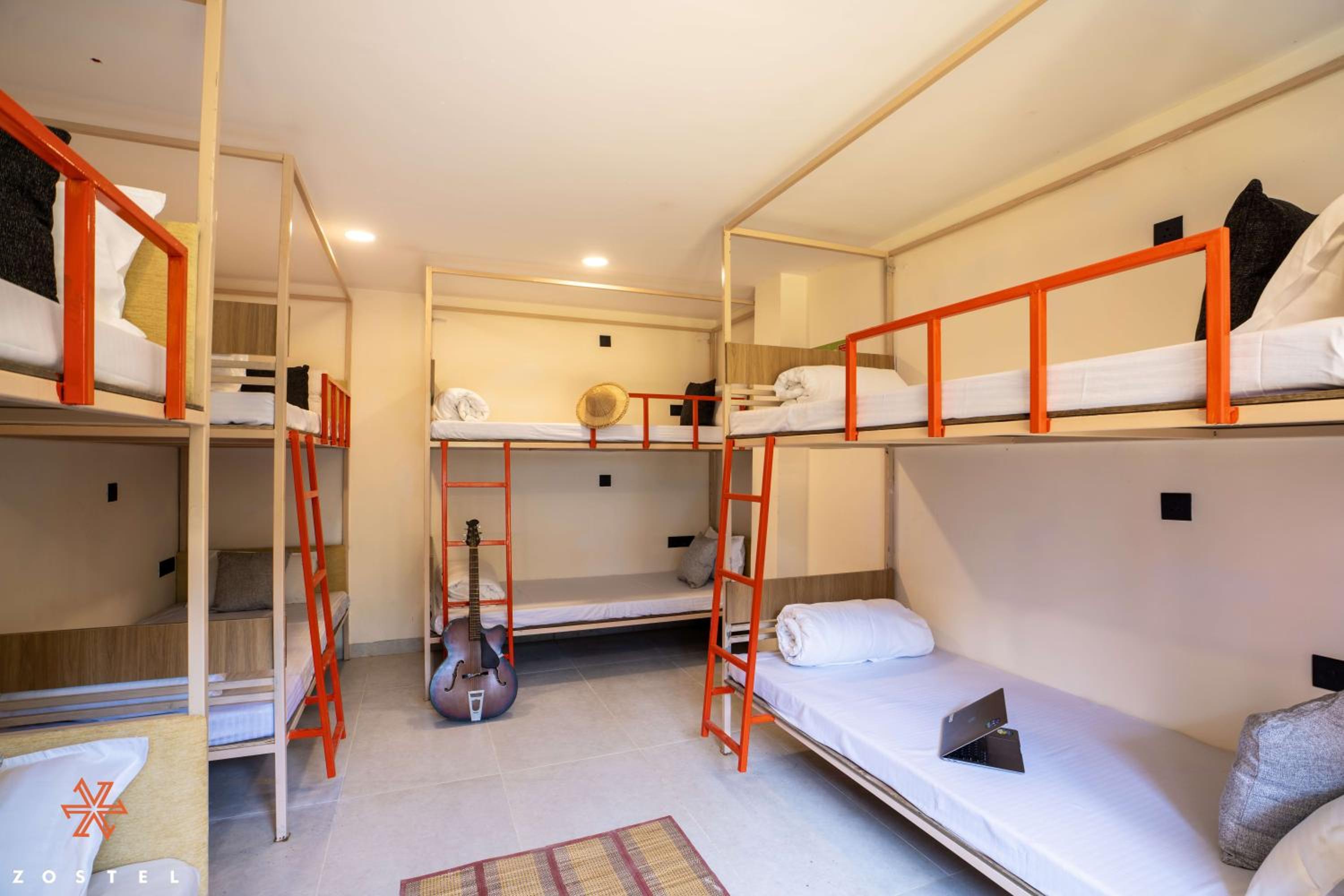 Bed in Deluxe 8-Bed Mixed Dormitory Room photo 1