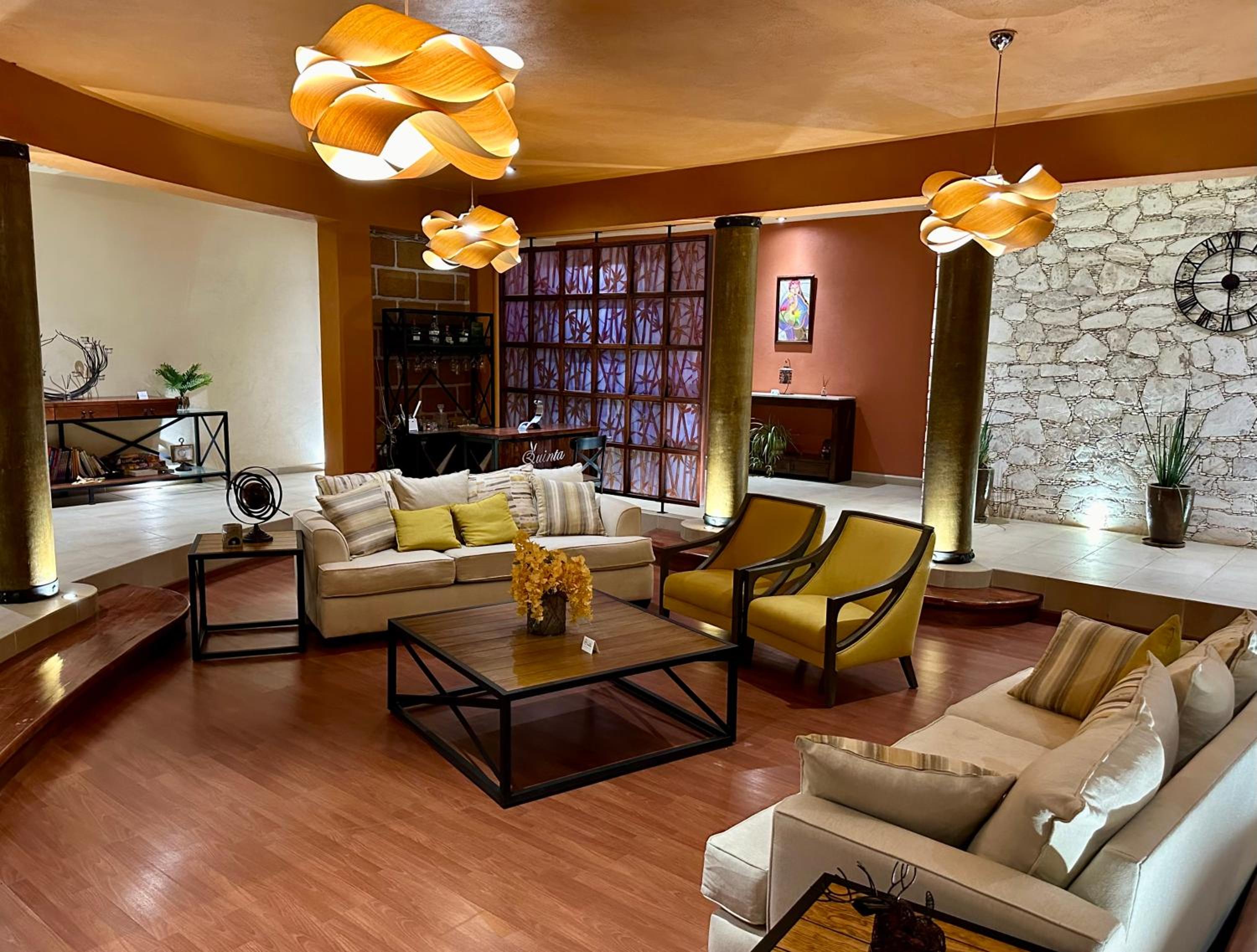 Seven-Bedroom House - Photo 1