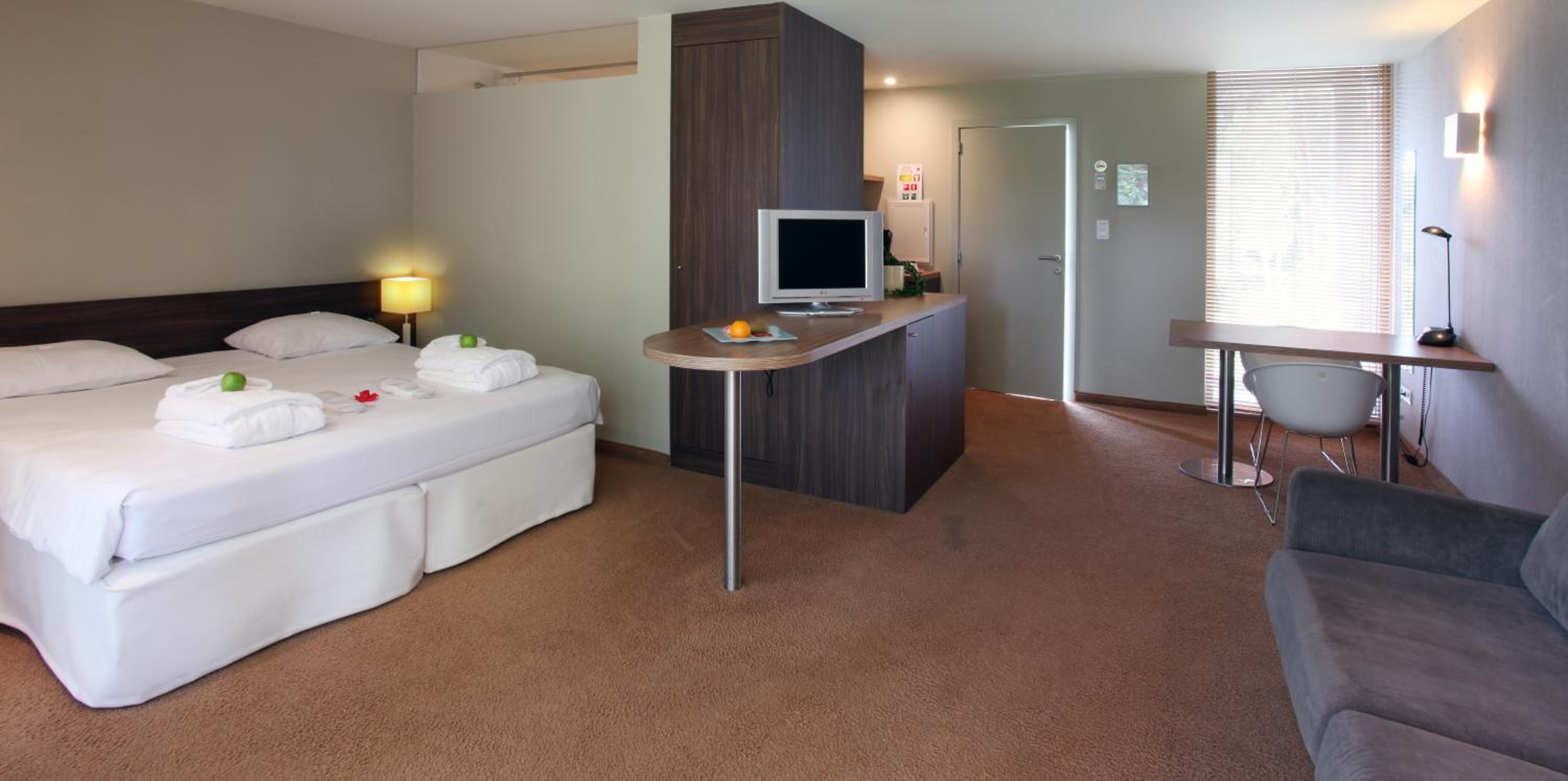 Family Room - Photo 2