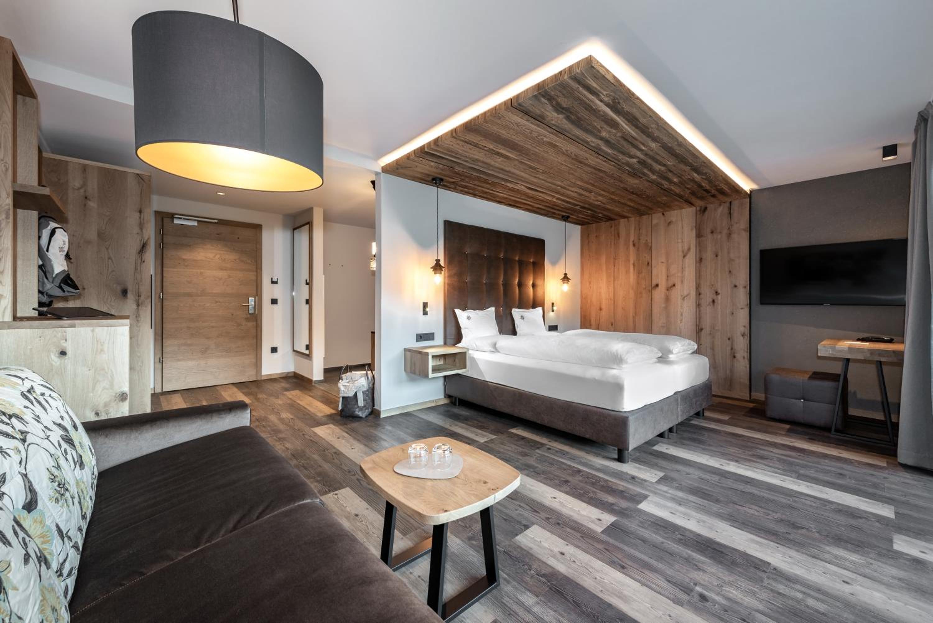 Superior Double Room with Balcony and Mountain View photo 2