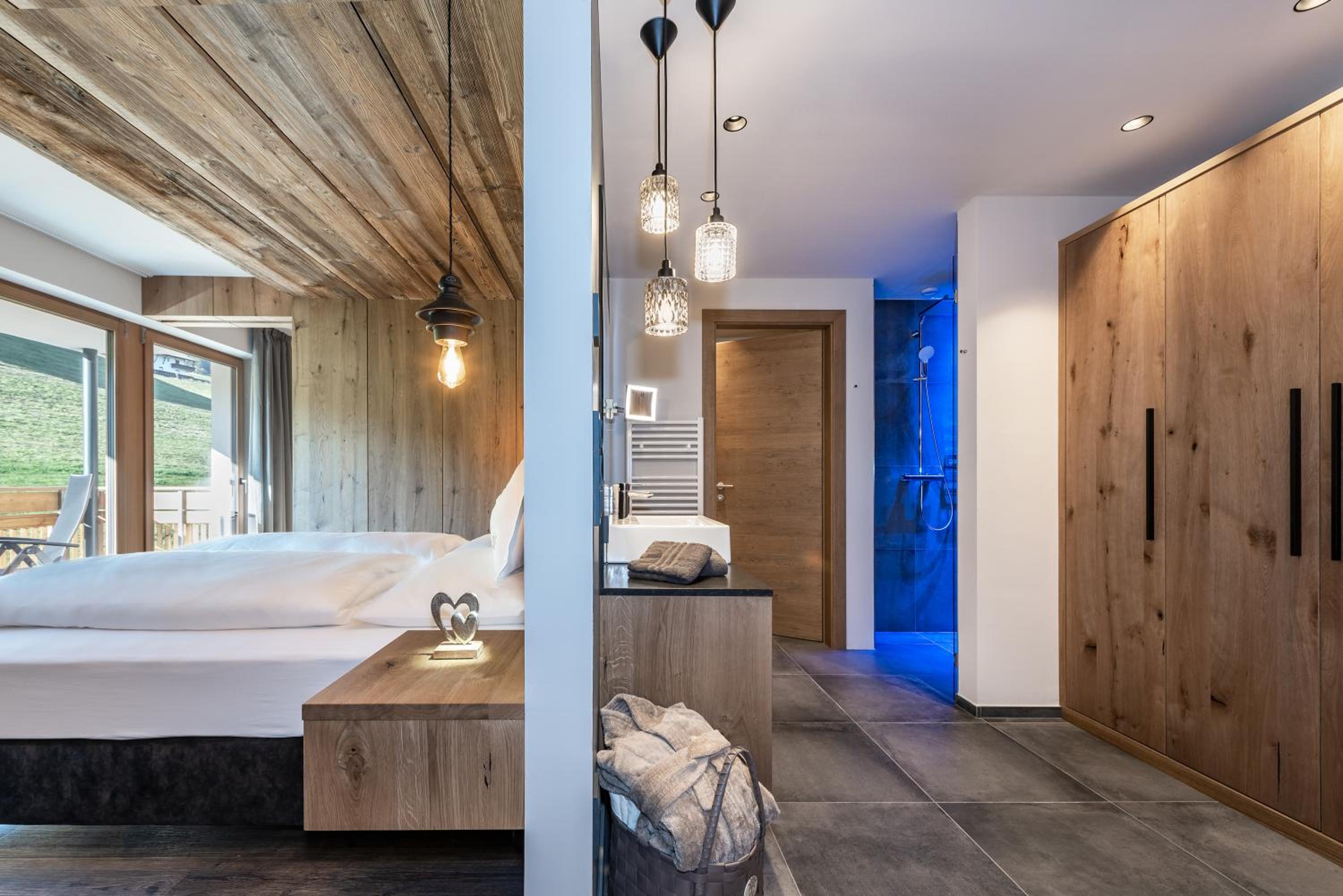 Superior Double Room with Balcony and Mountain View photo 2