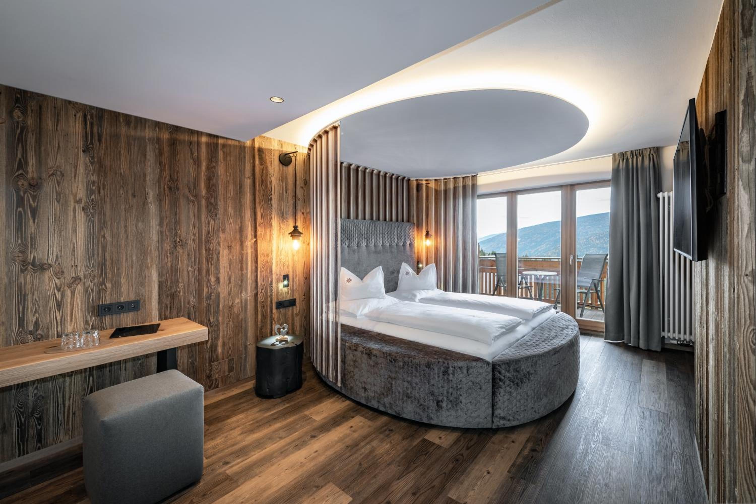Suite with Canopy Bed and Mountain View