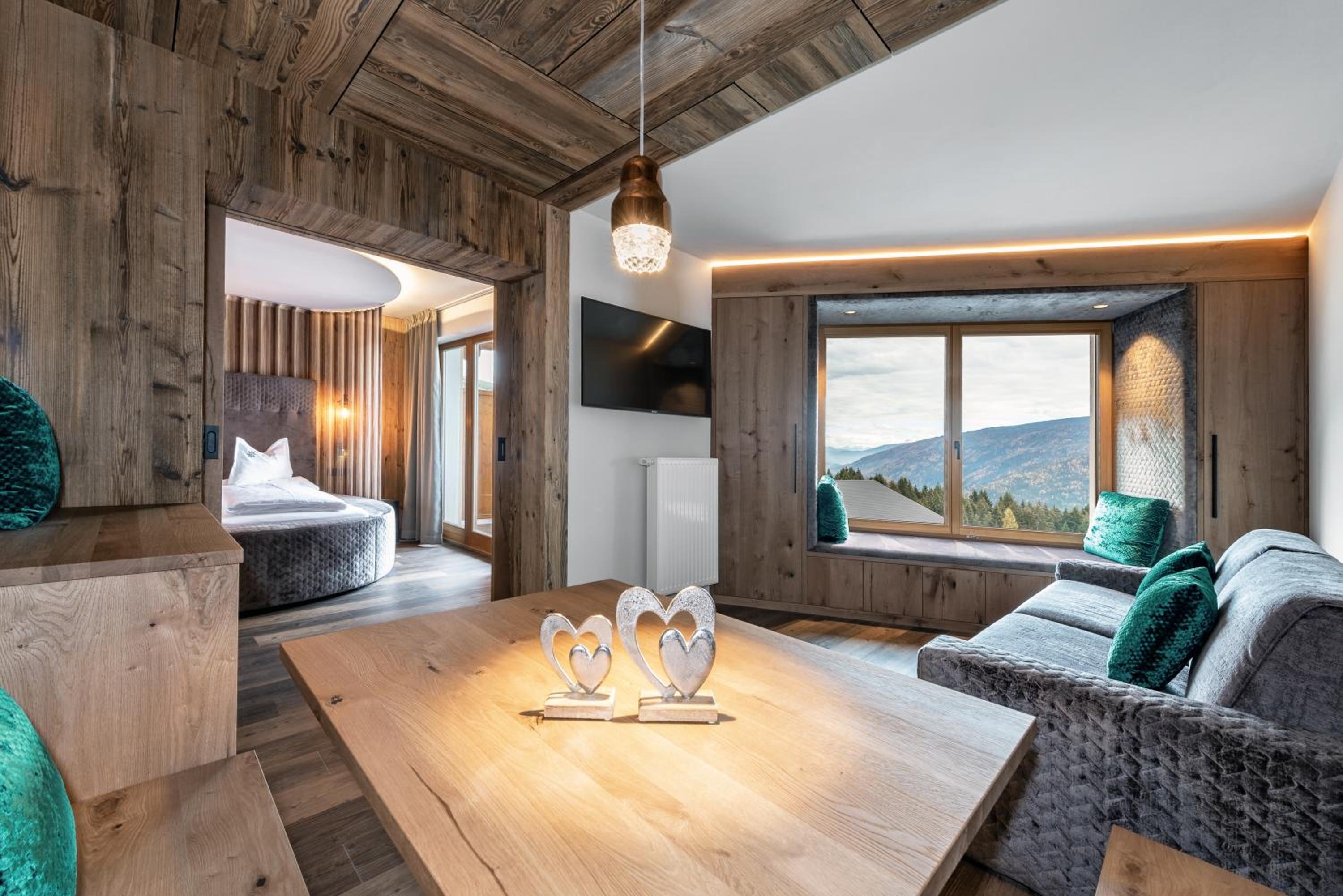 Suite with Canopy Bed and Mountain View photo 3