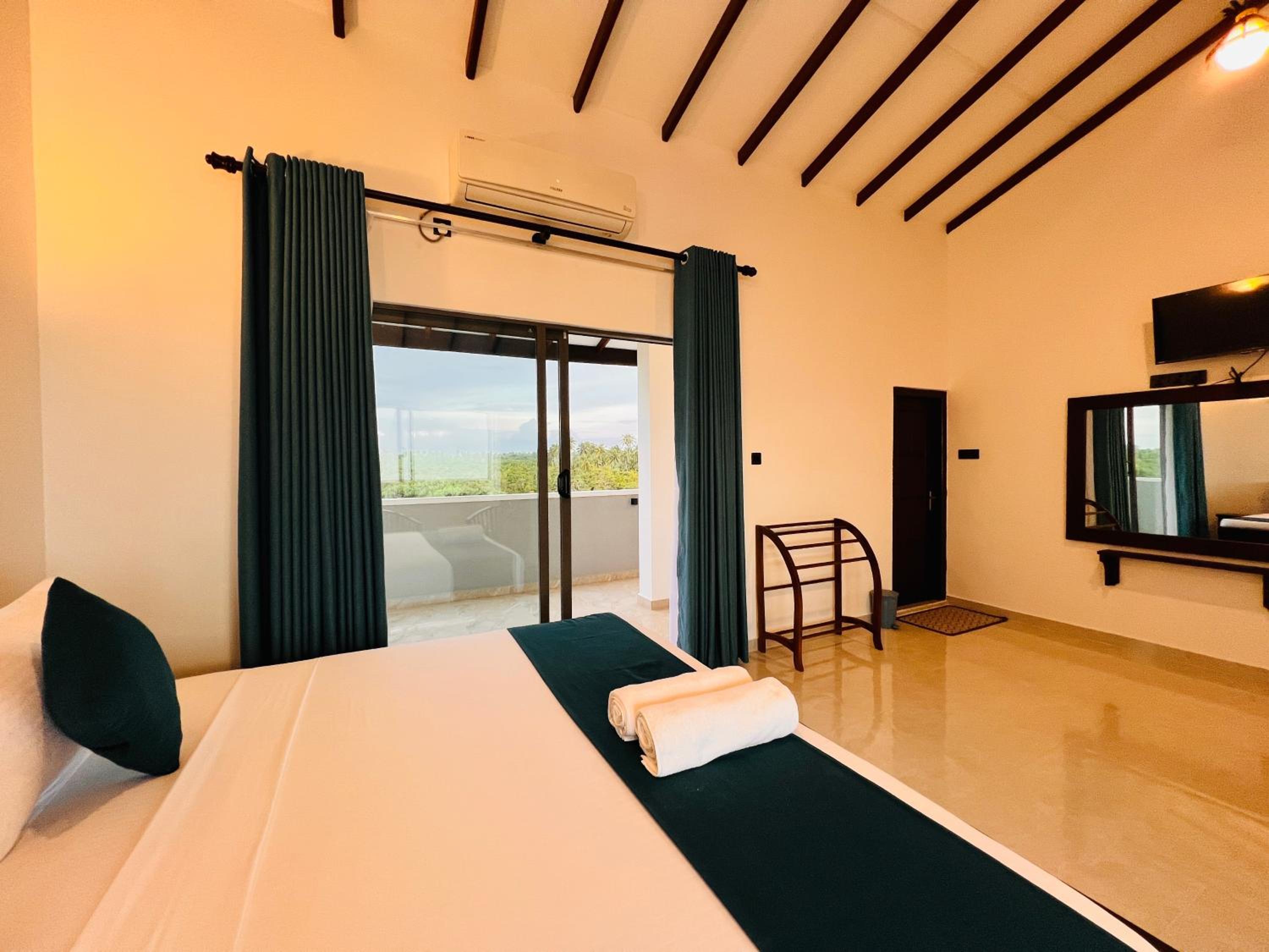 One-Bedroom Apartment with Balcony and Sea View photo 3
