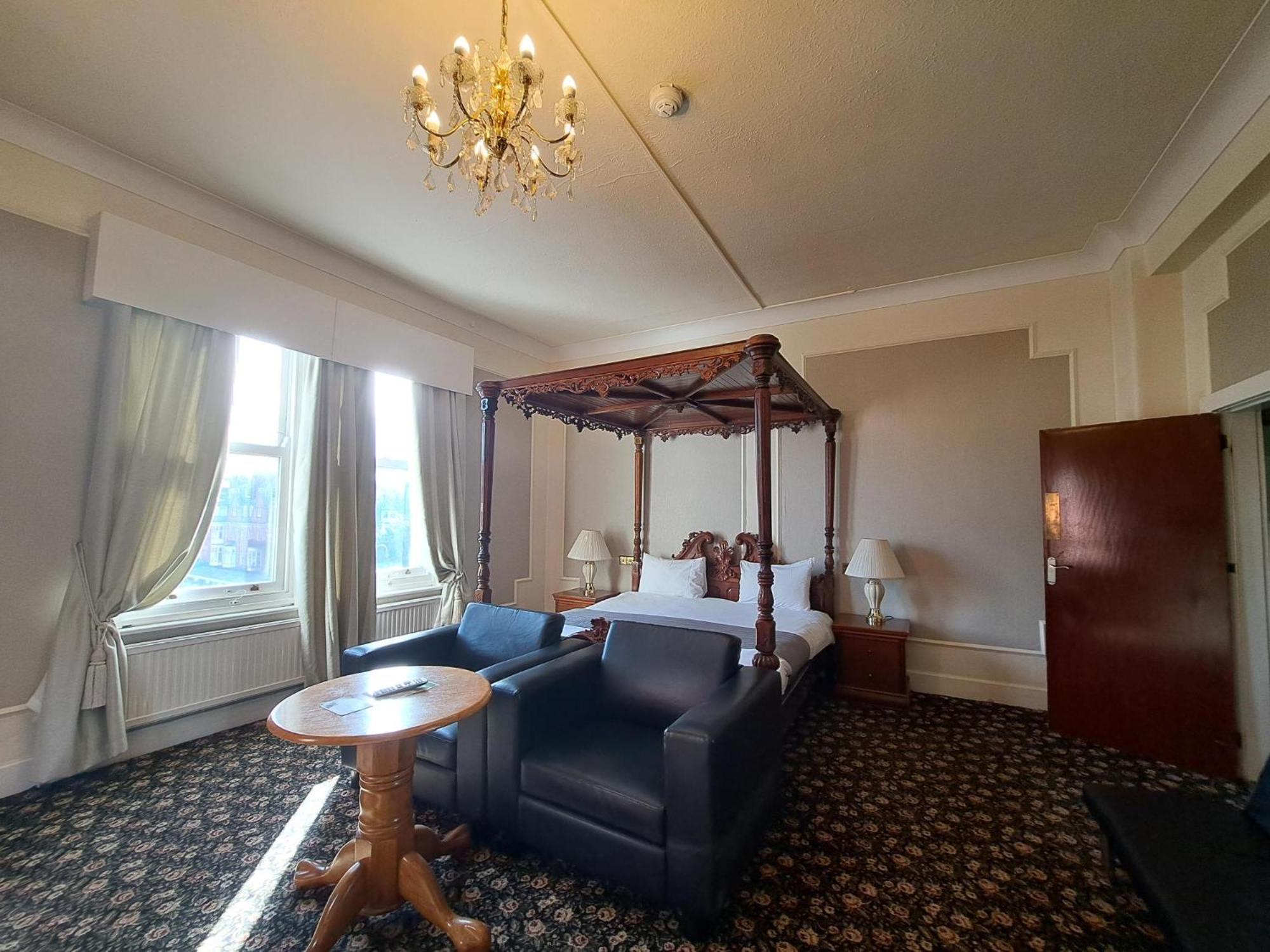 Suite - Photo 1
