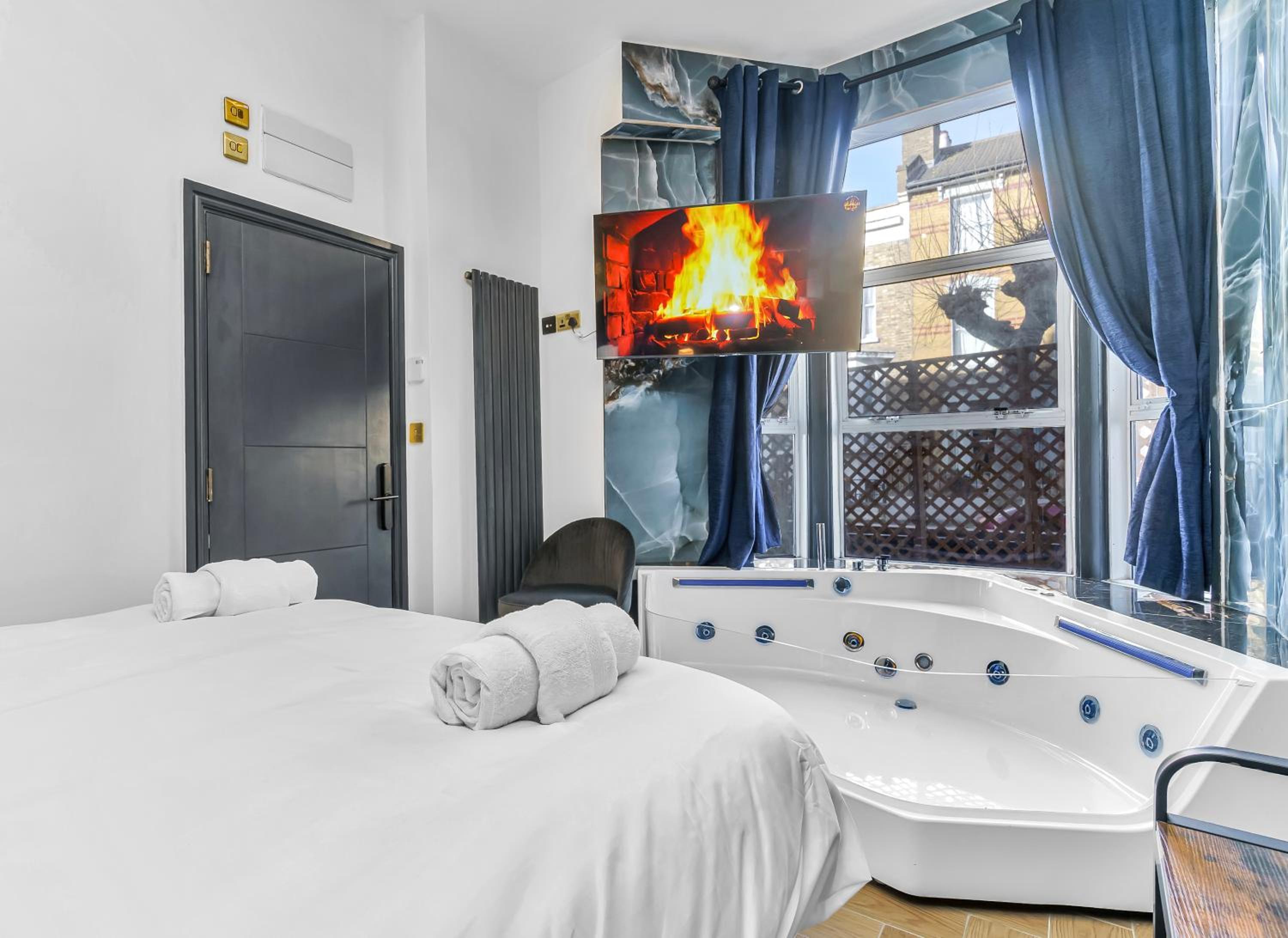 Queen Room with Spa Bath photo 1
