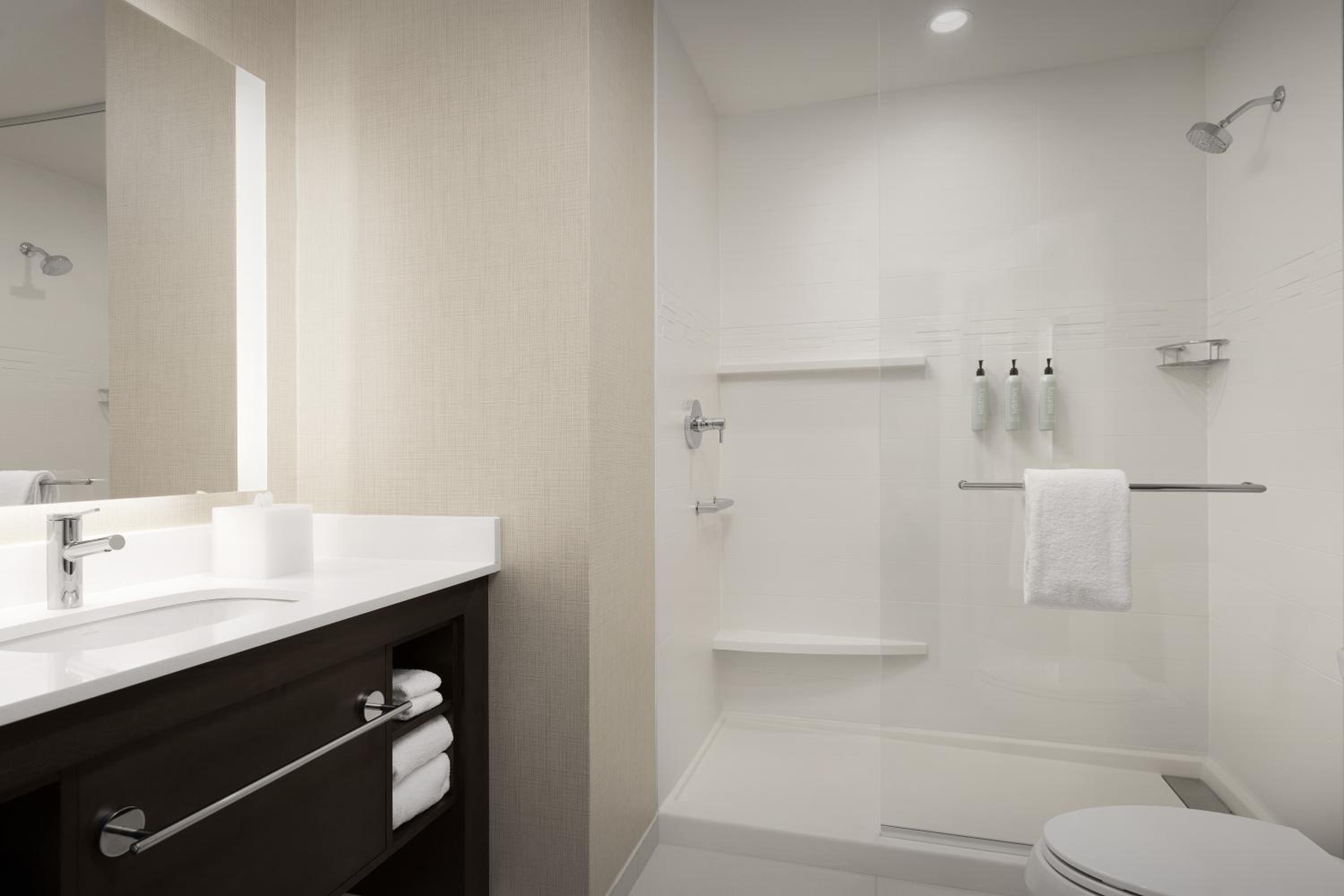 One-Bedroom Queen Suite - Hearing Accessible photo 2