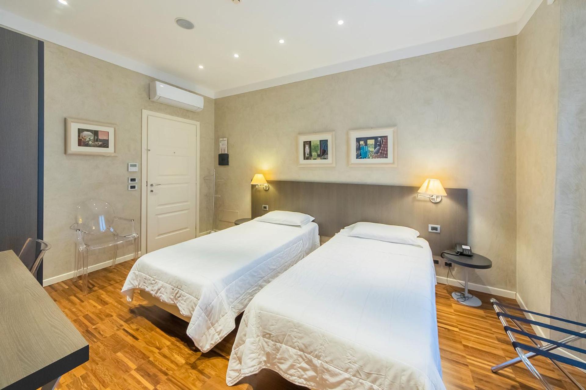 Twin Room - Photo 2