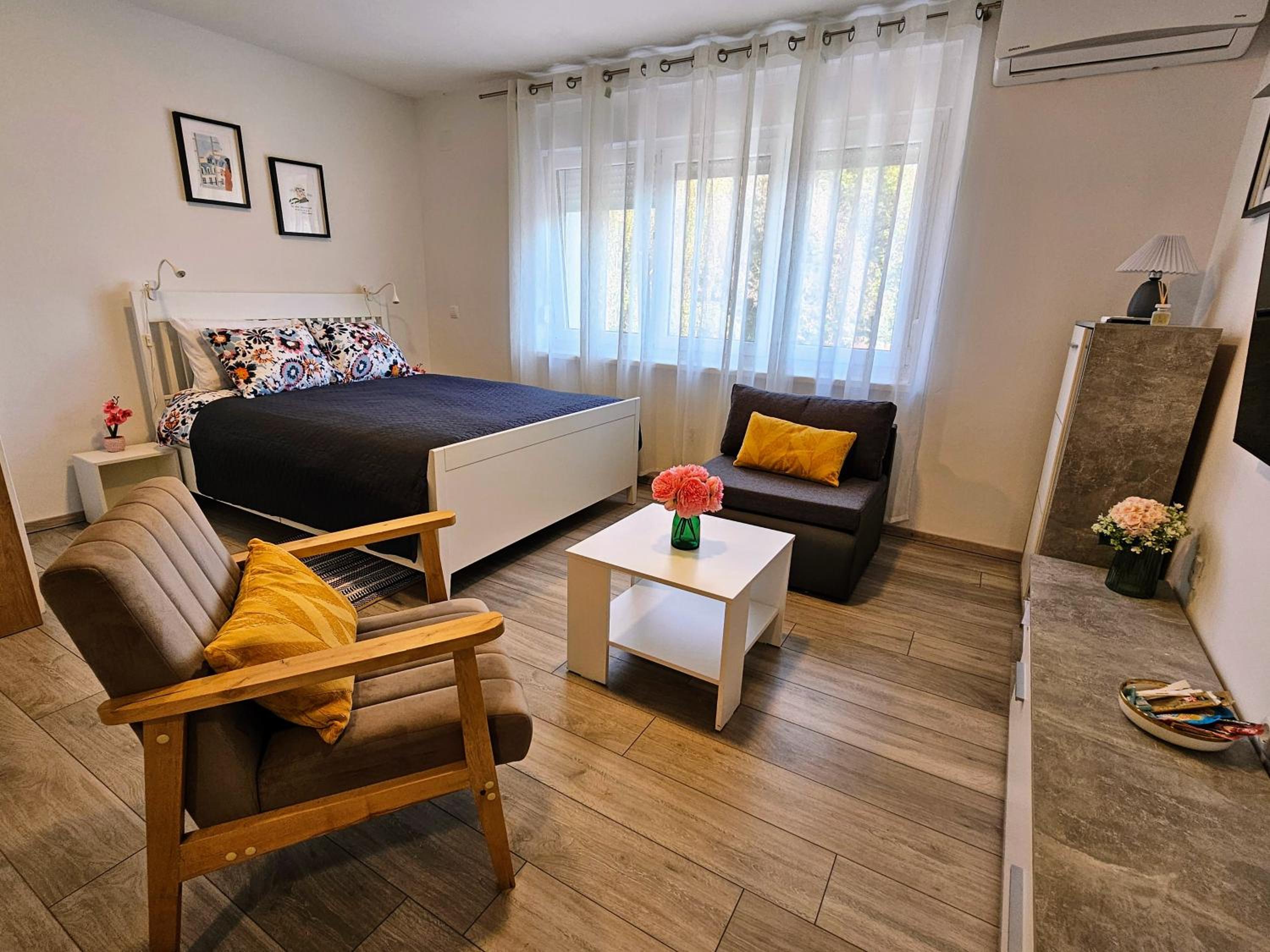 One-Bedroom Apartment photo 1