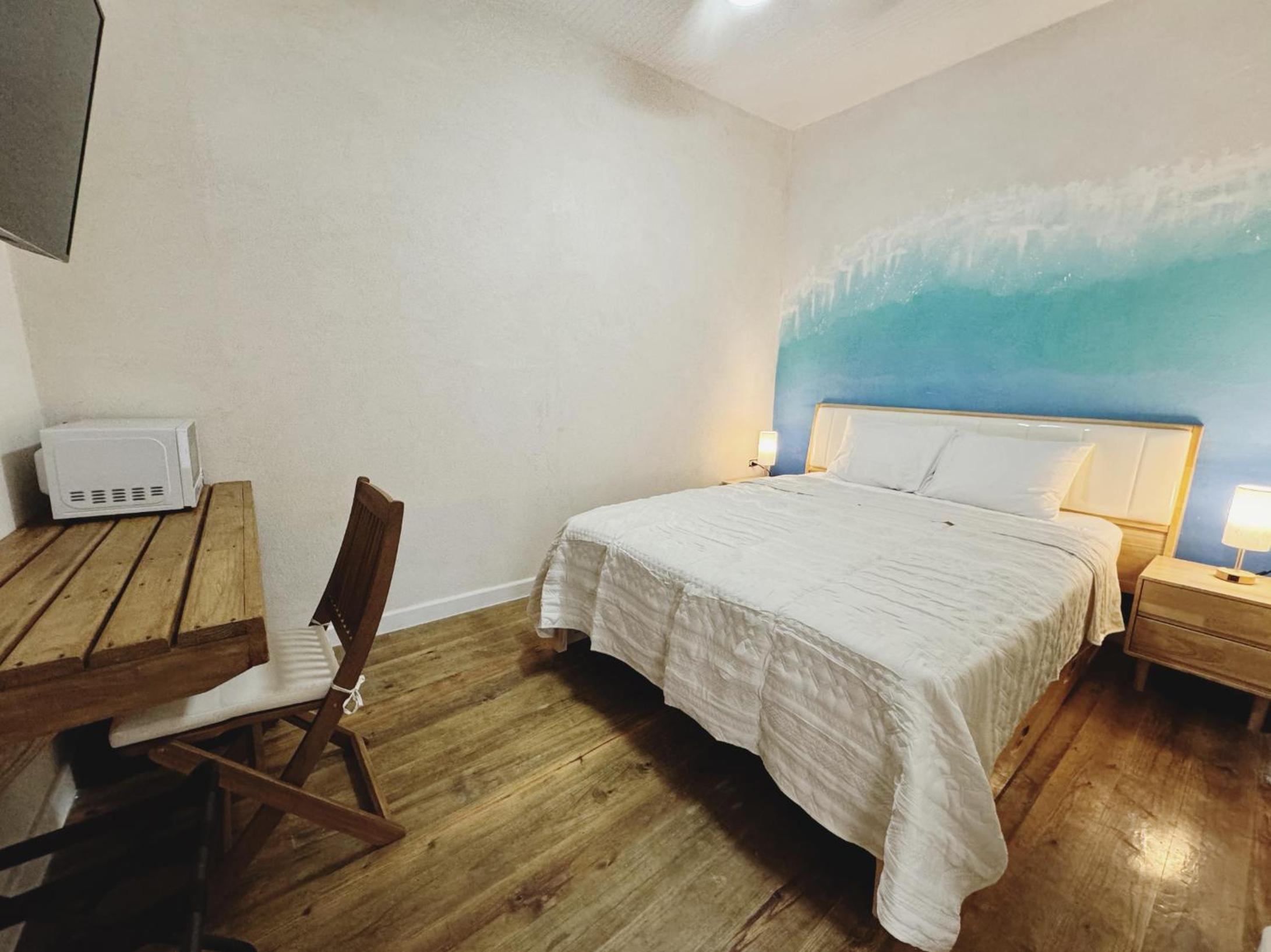 Queen Room photo 2