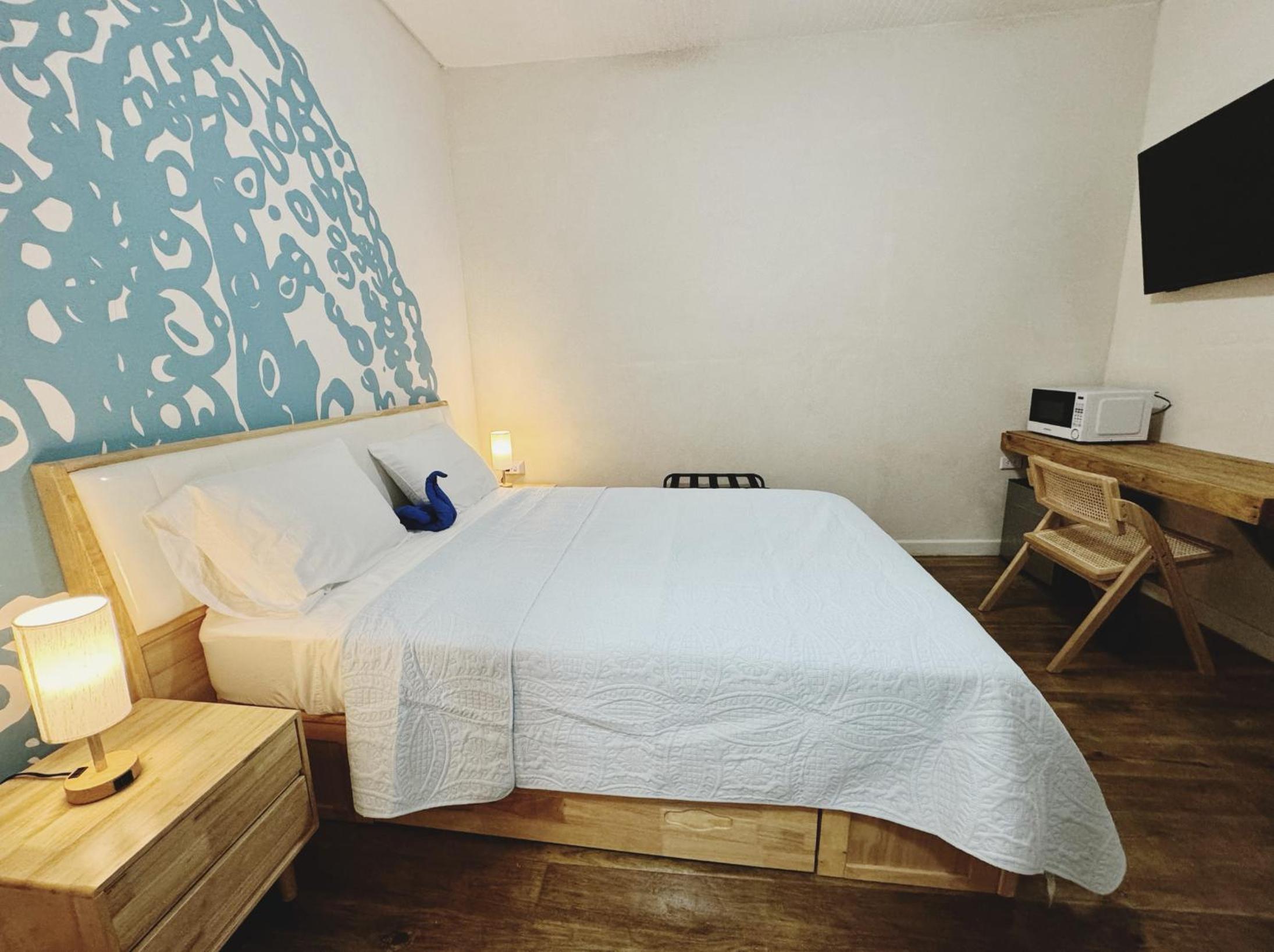 Queen Room photo 2