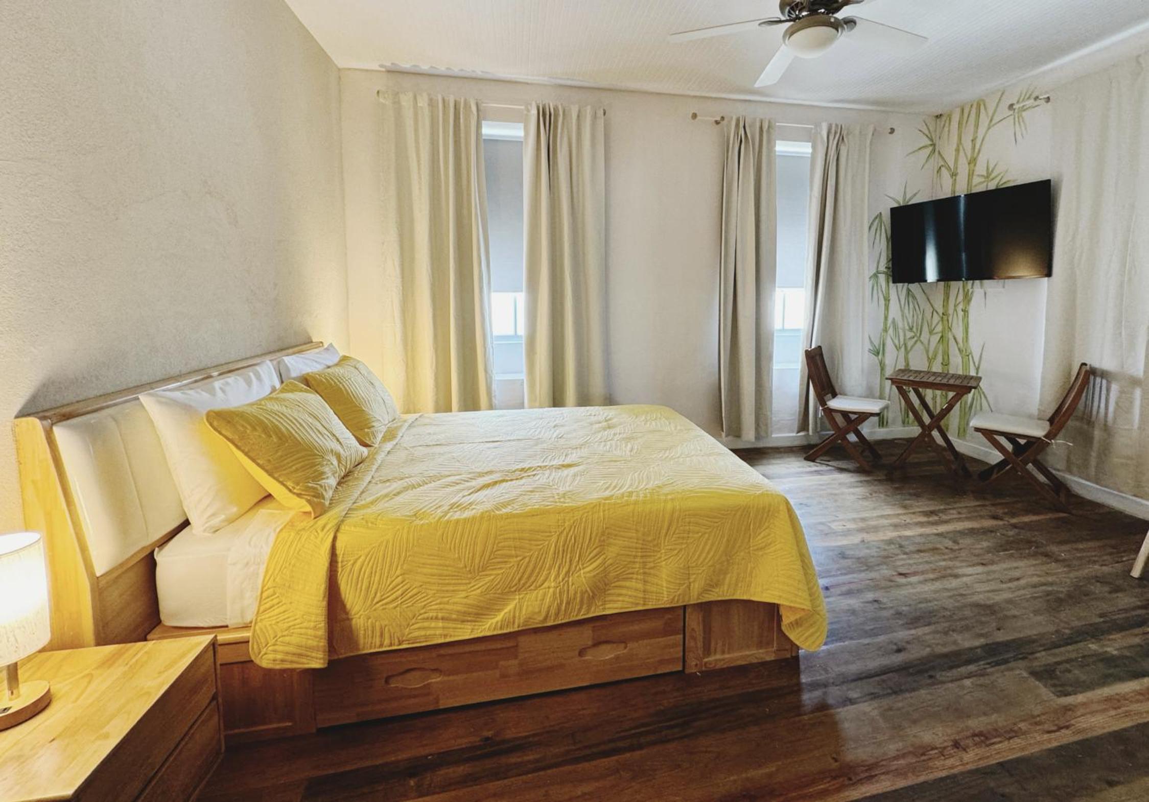Queen Room photo 1