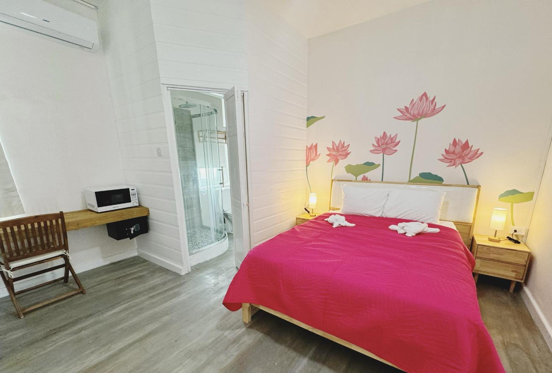 Queen Room photo 2