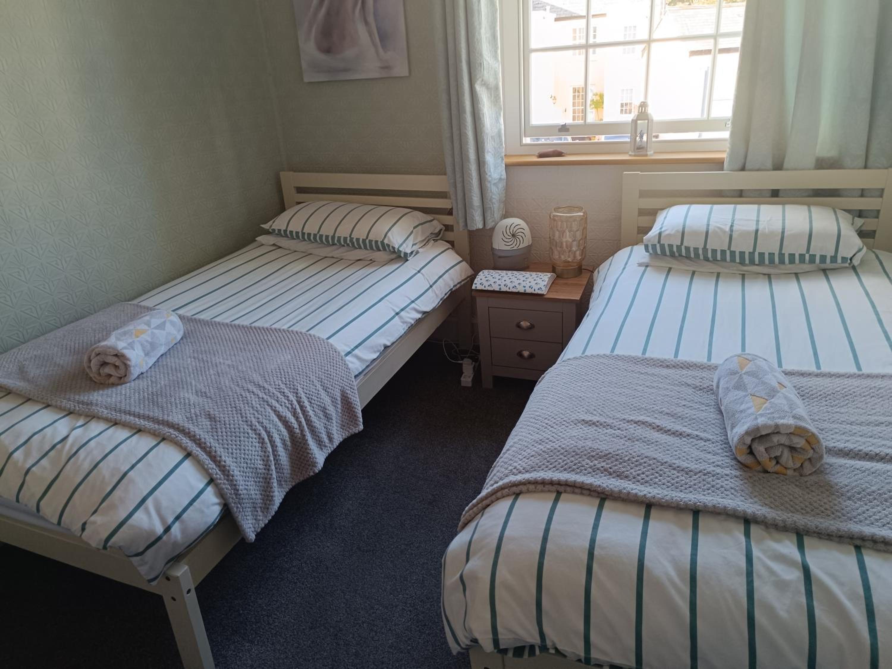 Twin Room with Bathroom - Photo 4