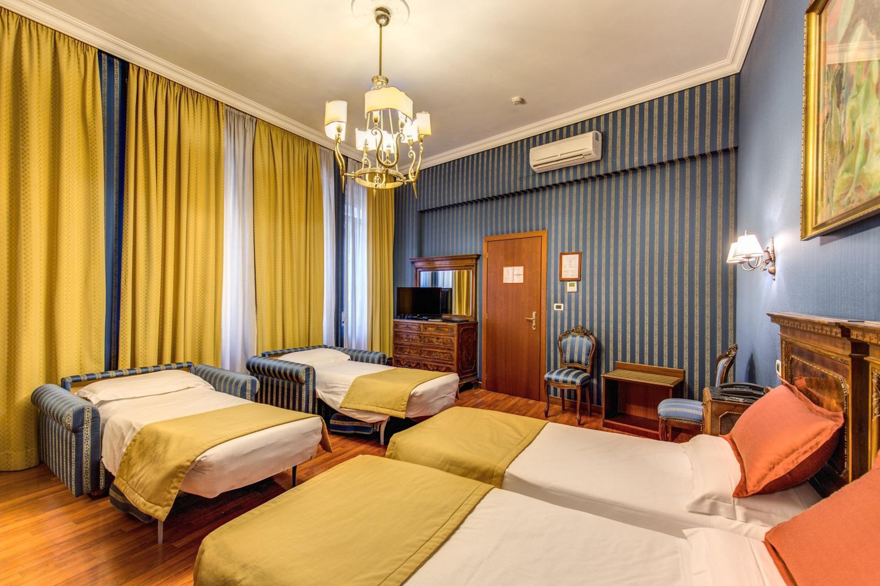 Quadruple Room thumbnail 6