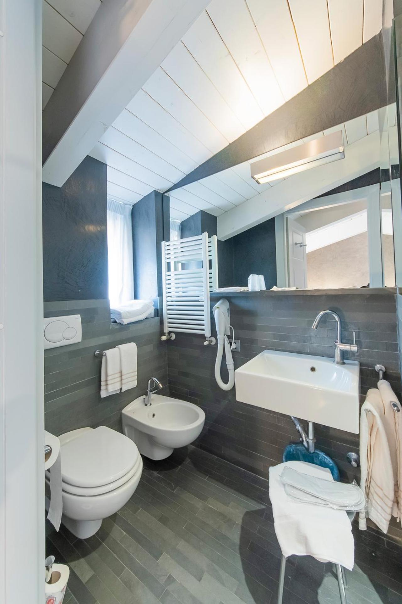 Standard Double Room - Photo 3
