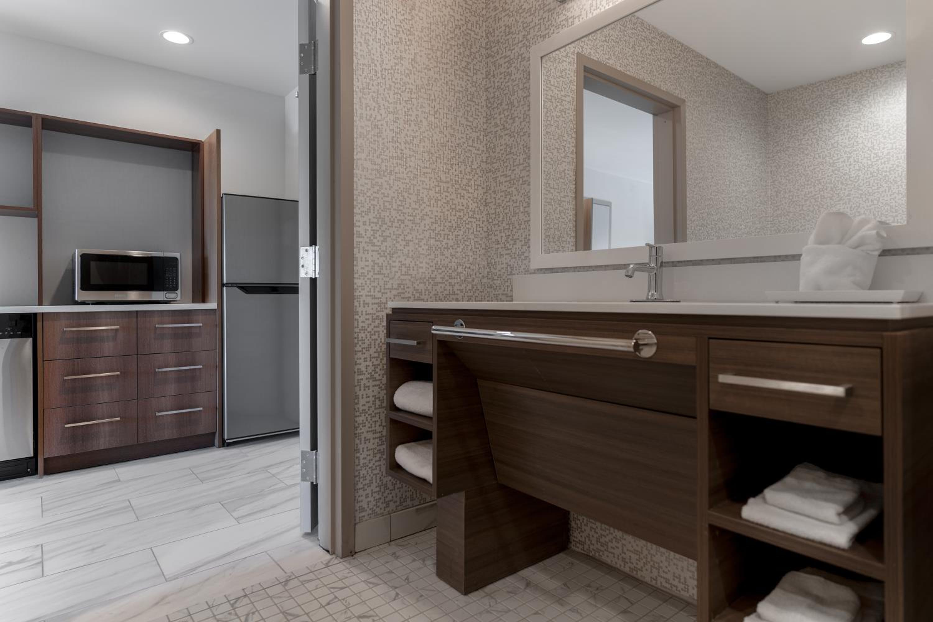 King Studio Suite with Roll-In Shower - Disability Access - Photo 2