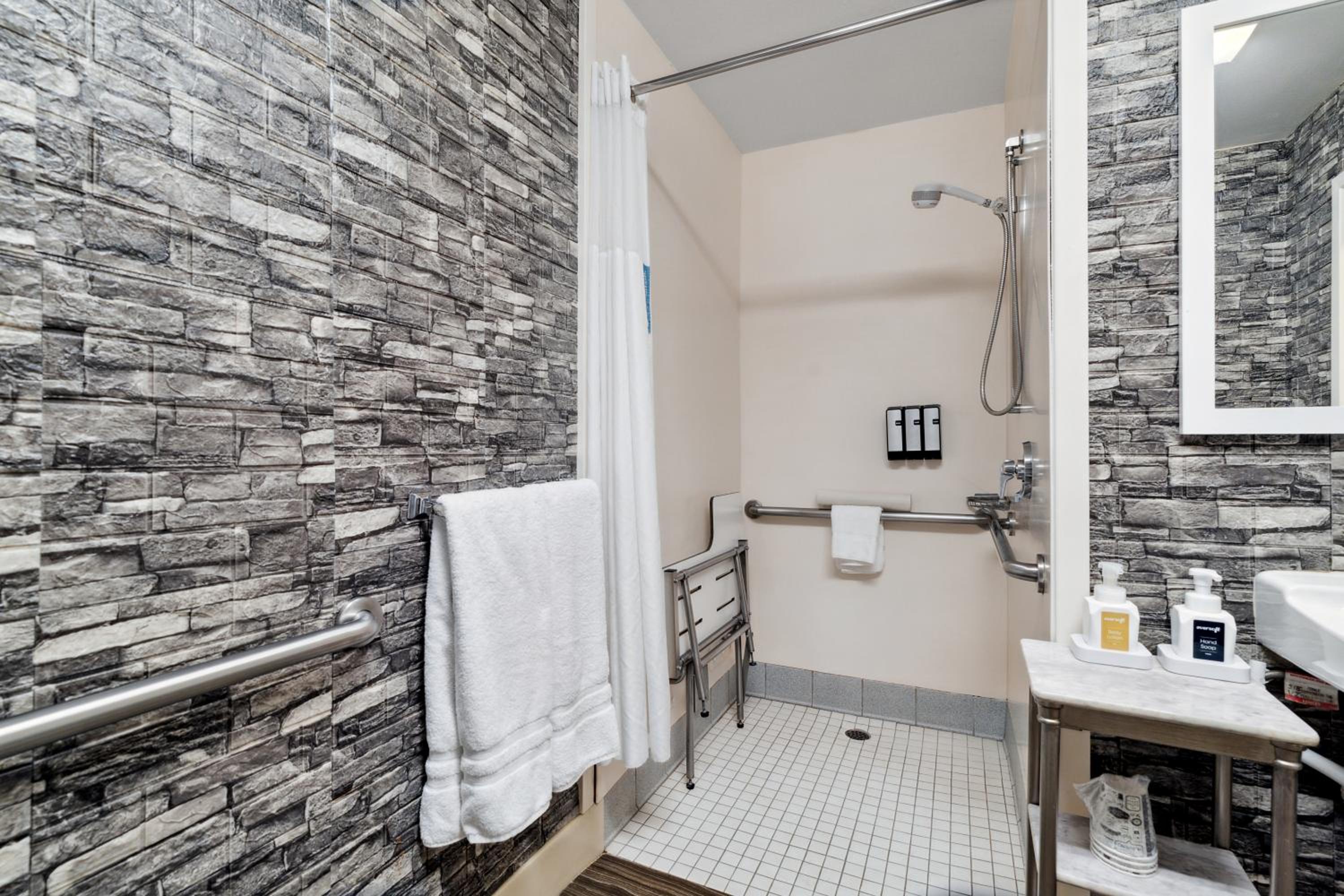 King Room with Roll-In Shower - Disability Access - Photo 3