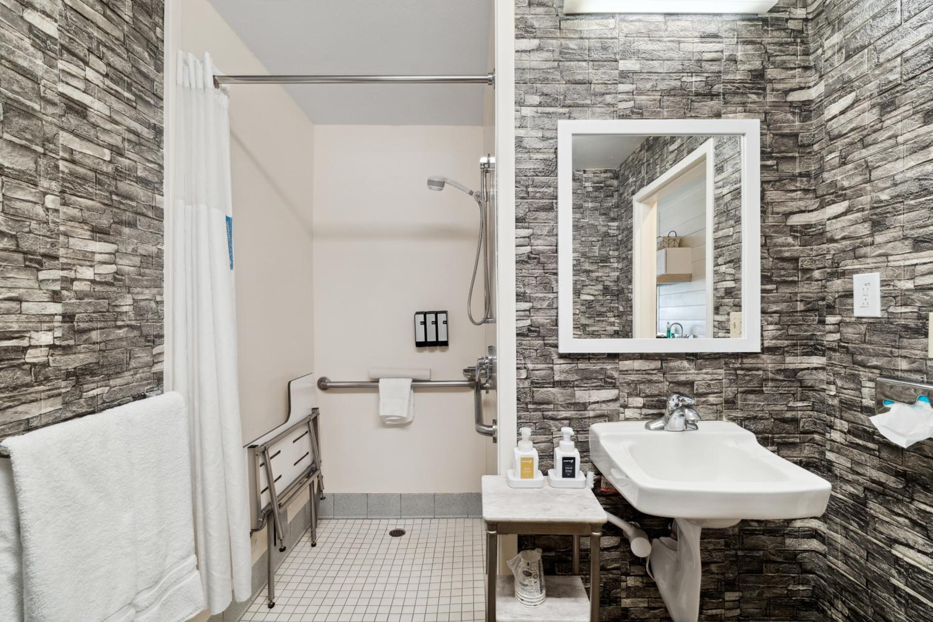 King Room with Roll-In Shower - Disability Access - Photo 9