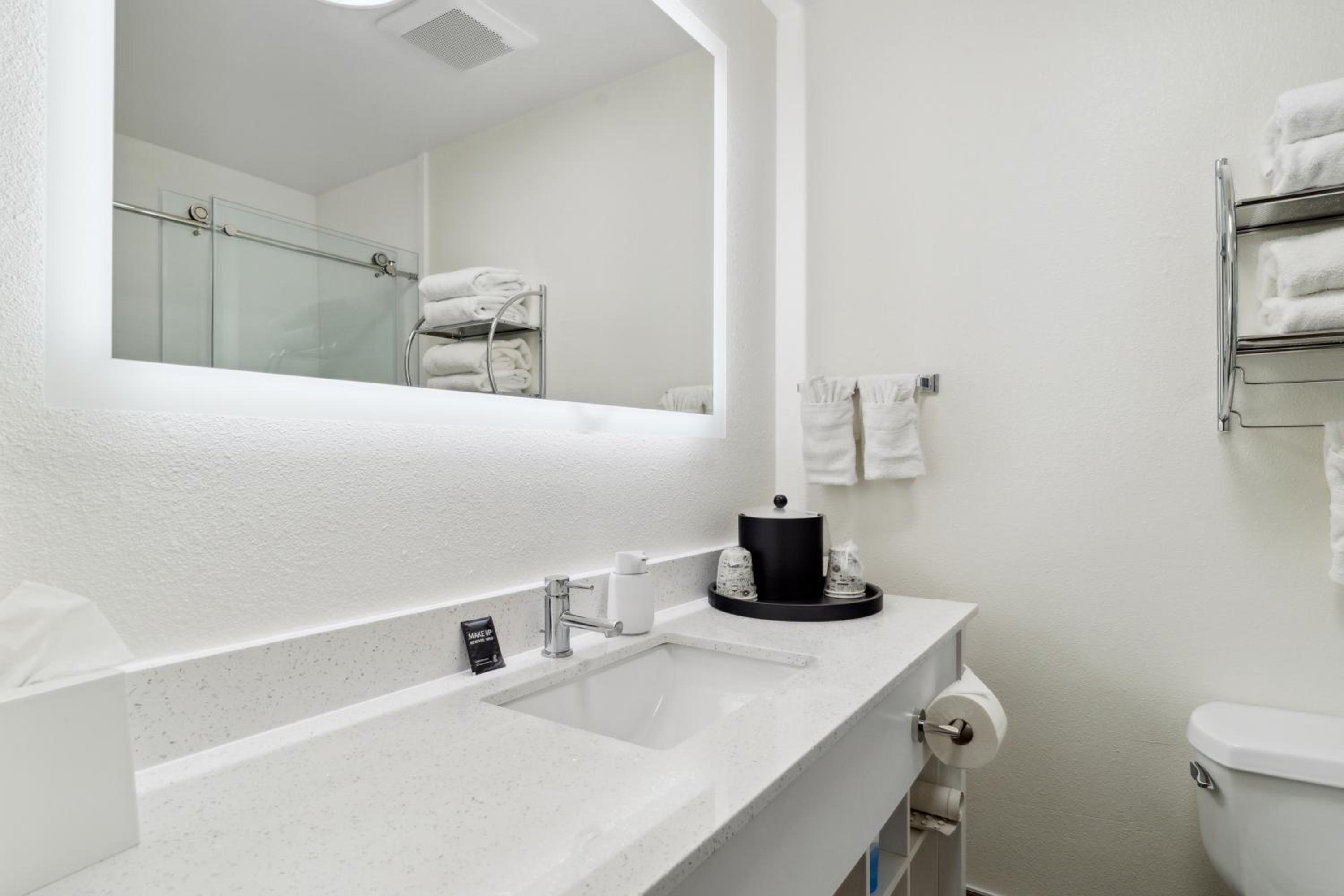 Queen Studio Suite - Photo 15