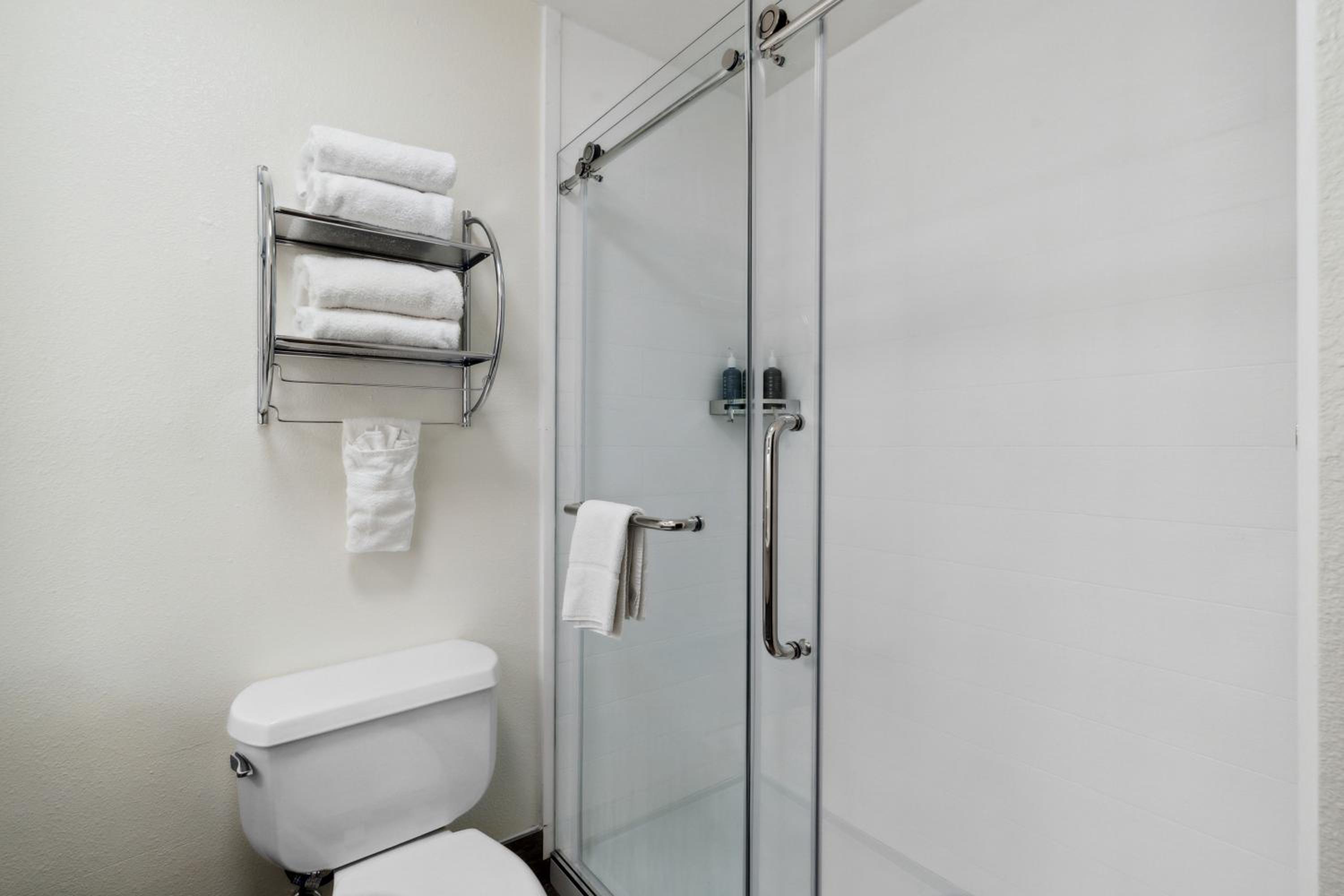 Queen Studio Suite - Photo 14