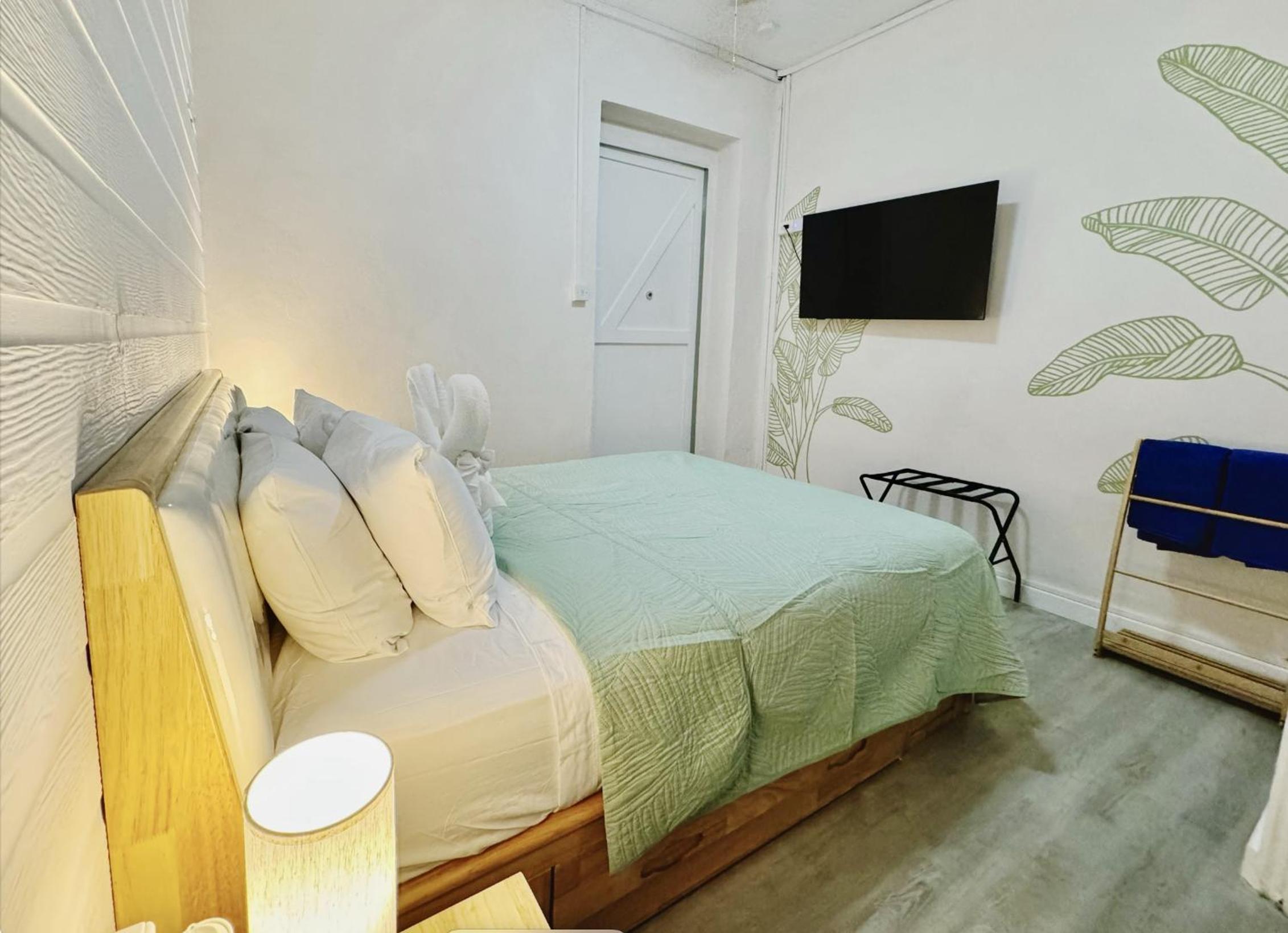 Queen Room photo 2