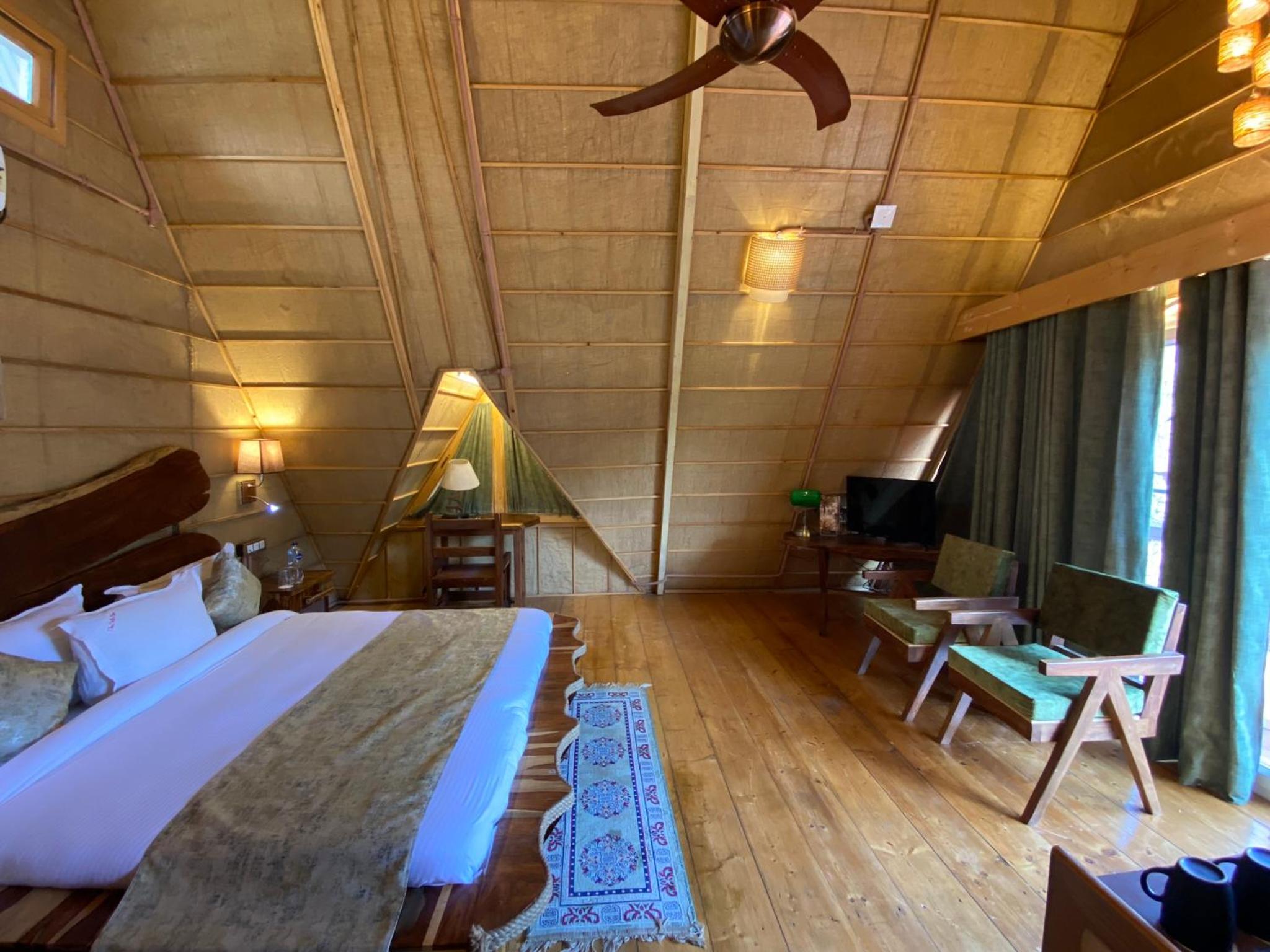 Deluxe Double Room With Balcony photo 3