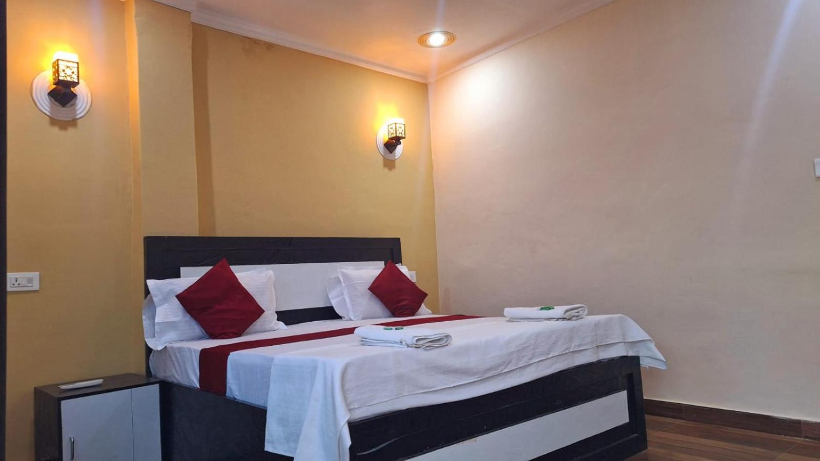 Deluxe Double Room with Balcony photo 2