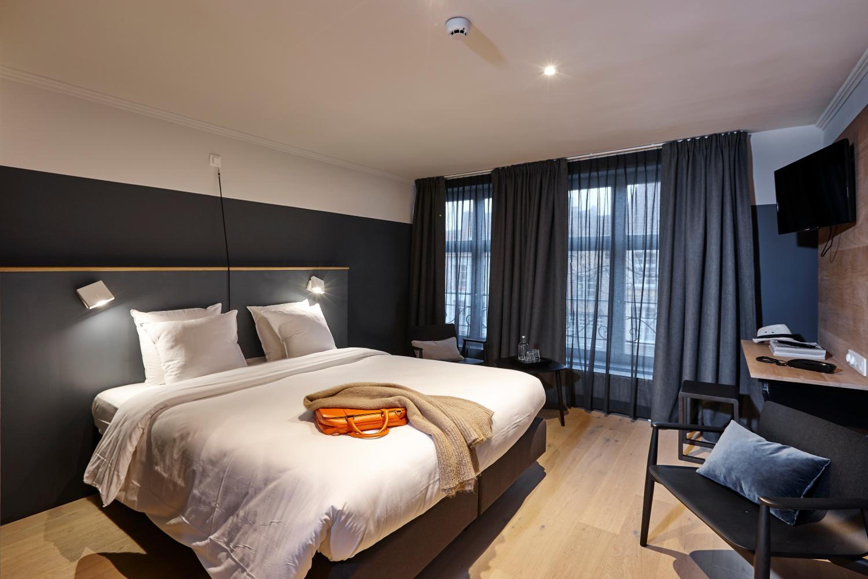 Superior Double Room with Canal View - Photo 11