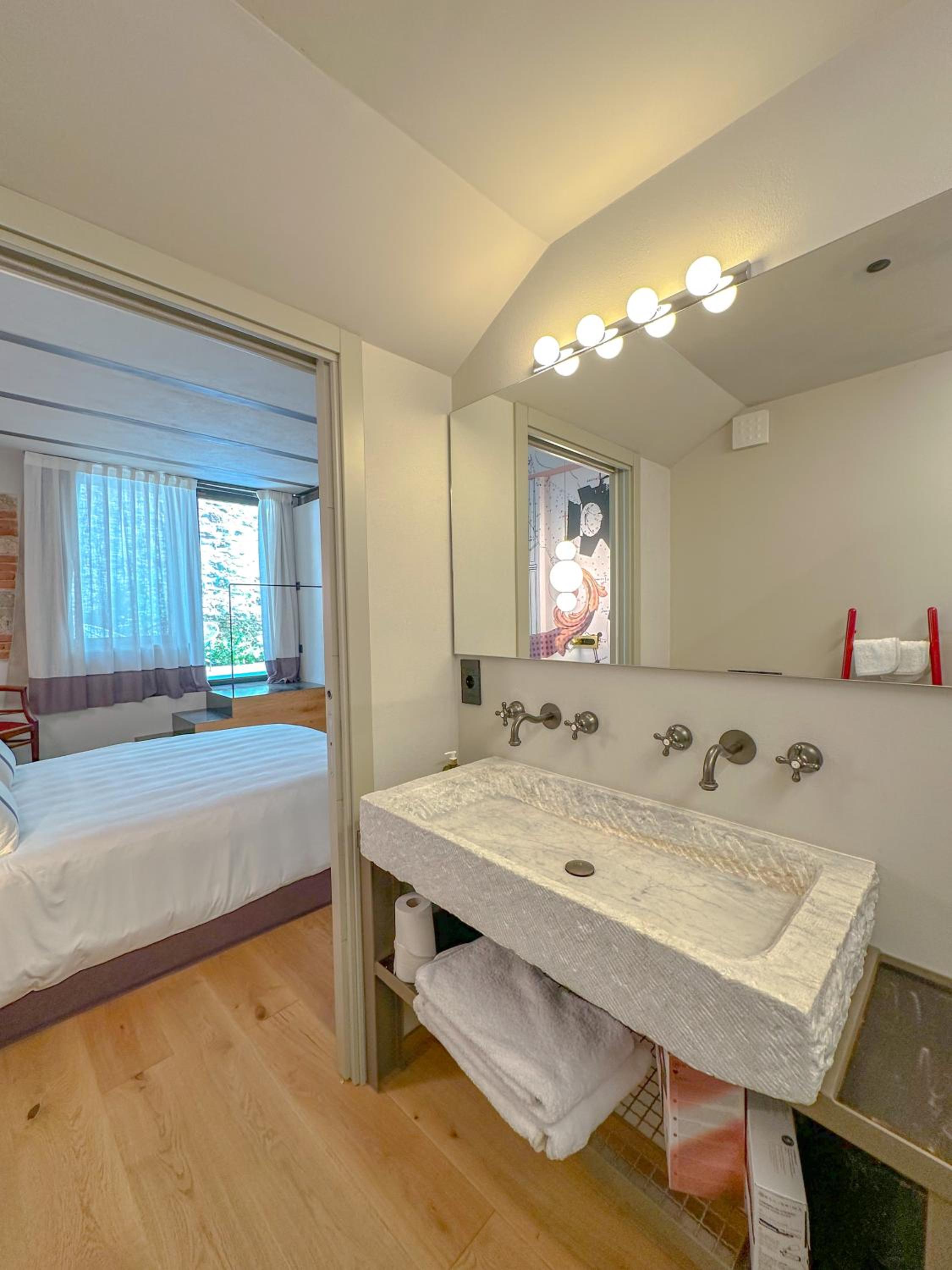 Deluxe King Room photo 2