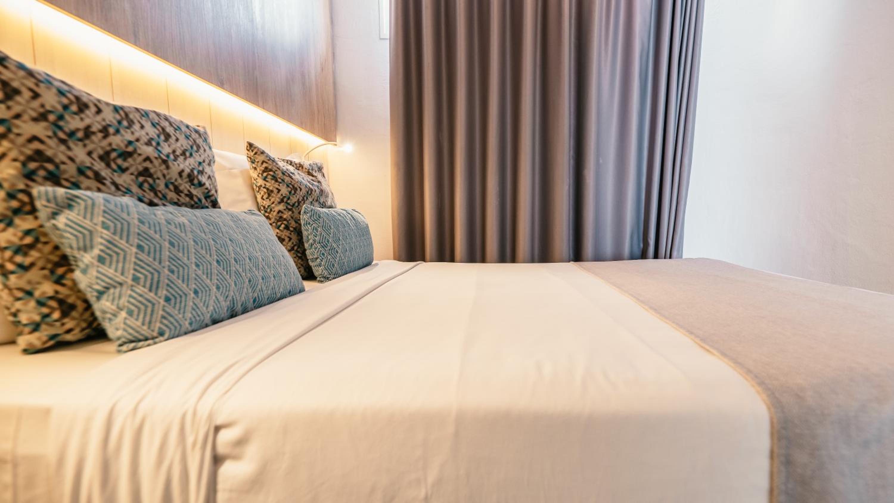 One-Bedroom Suite With Sea View 