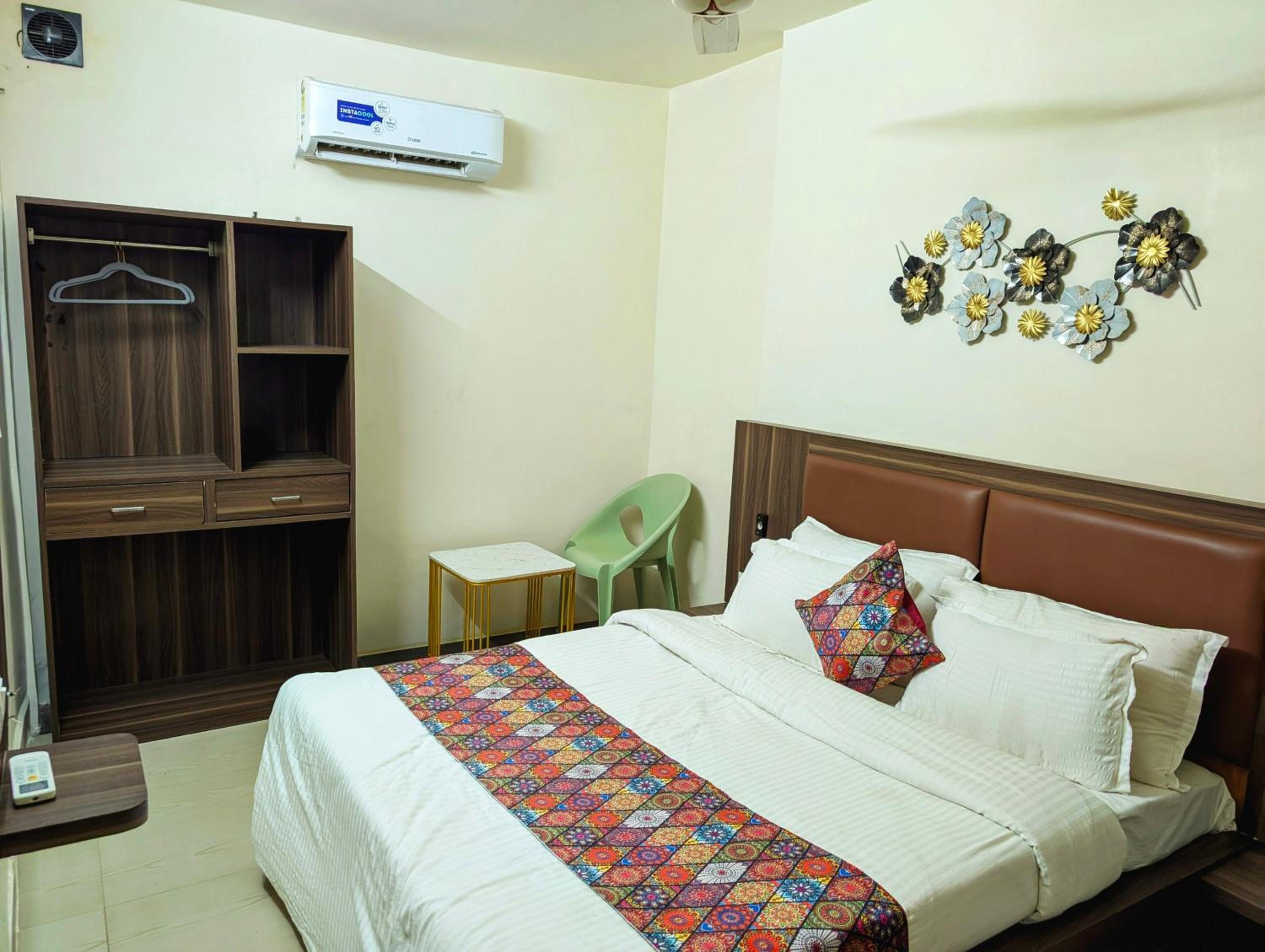 Deluxe Room (2 Adults + 1 Child) photo 1