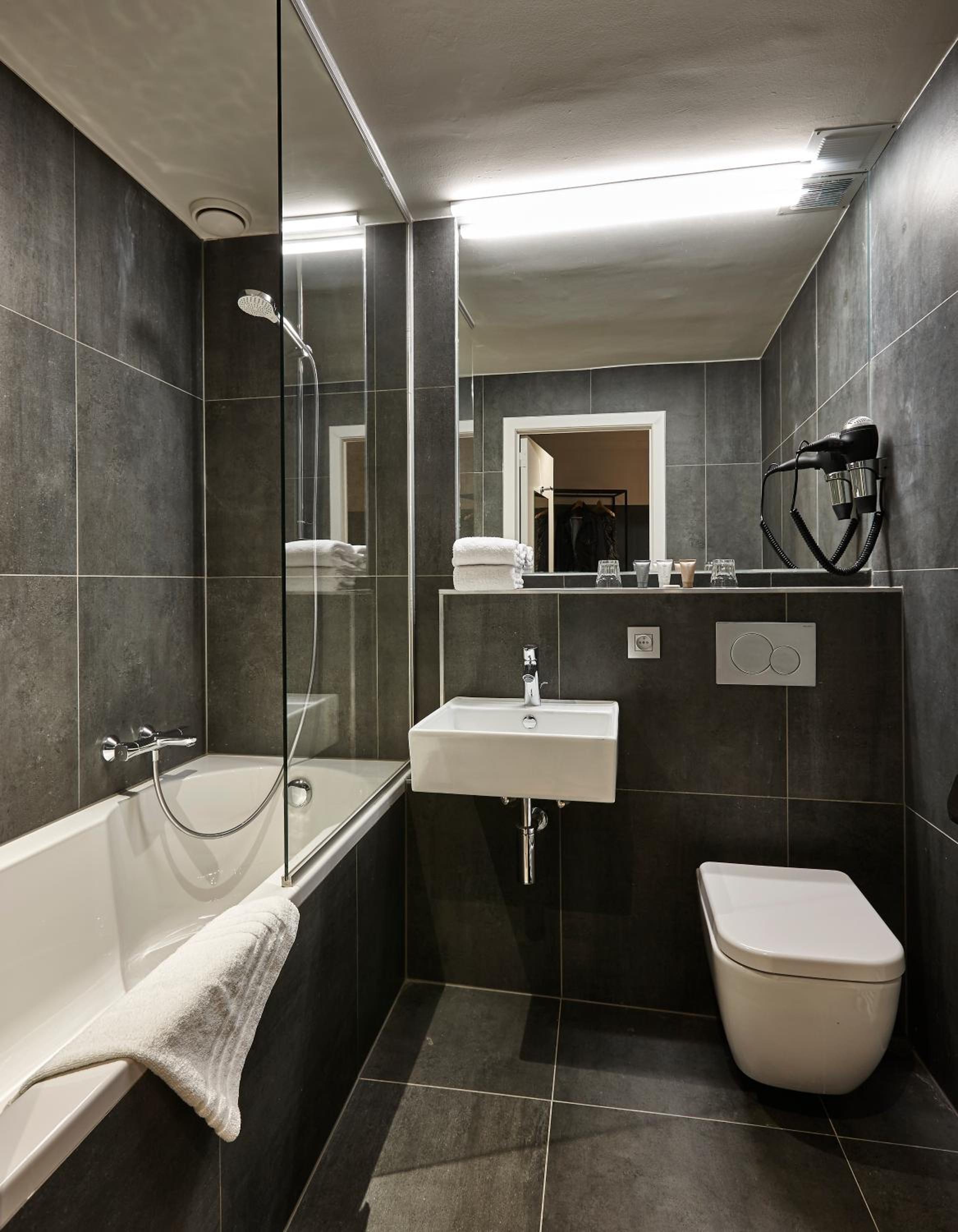 Standard Double Room with Canal View - Photo 6