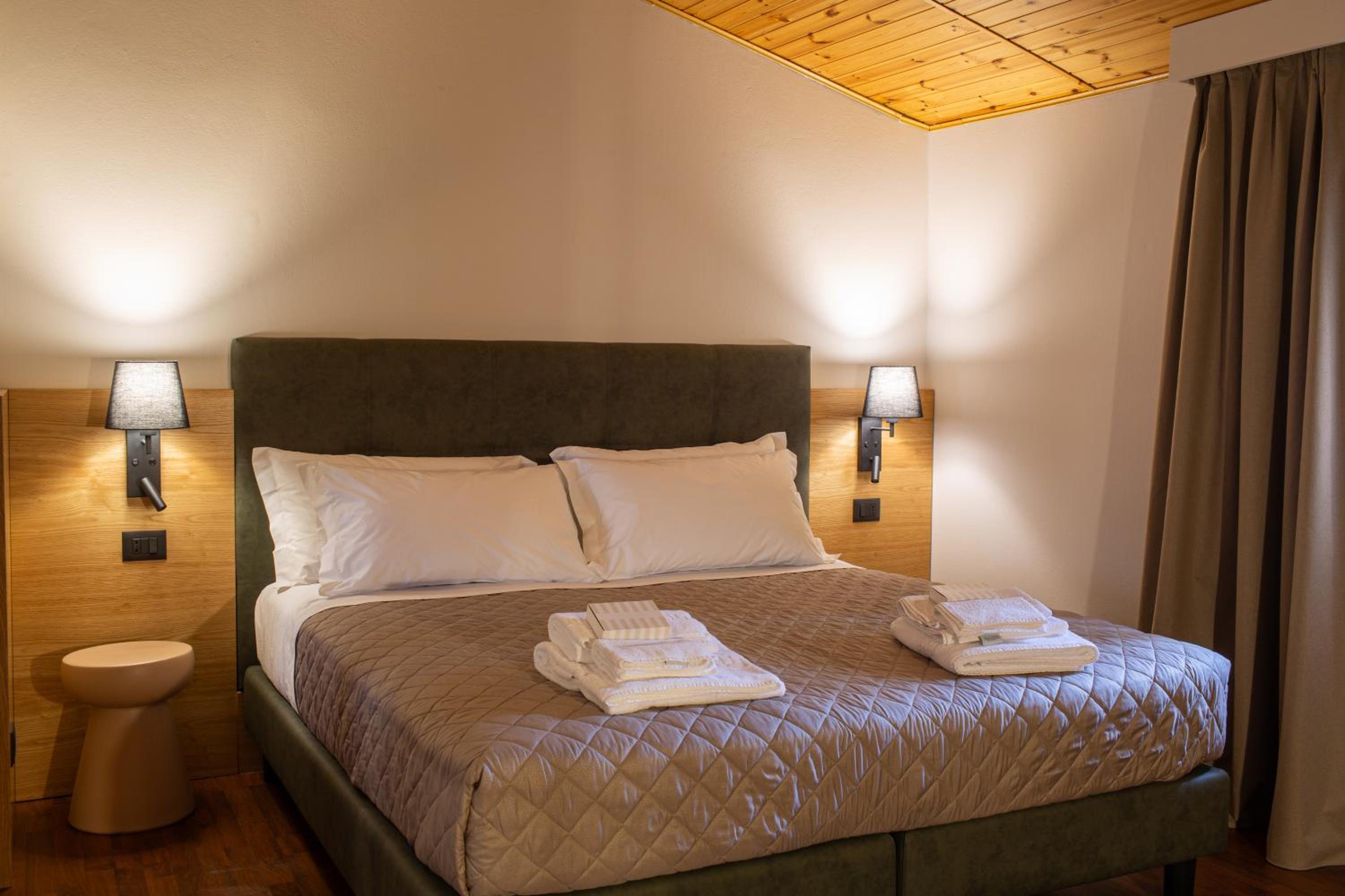 Deluxe Two-Bedroom Apartment with Garden View