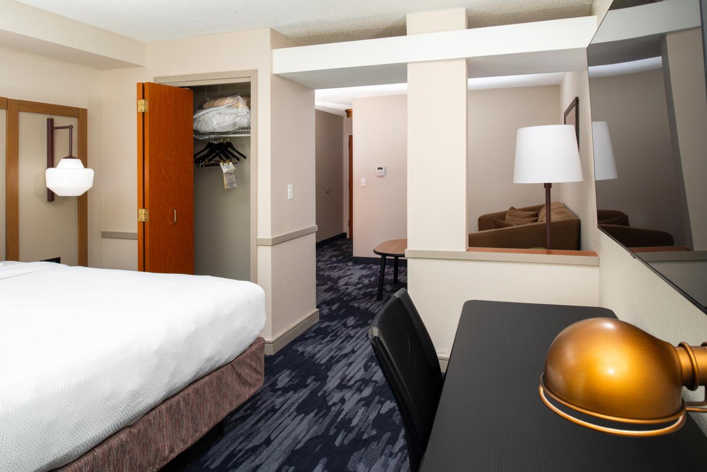 Executive Suite, 1 King, Sofa bed (Hearing Accessible) - Photo 2