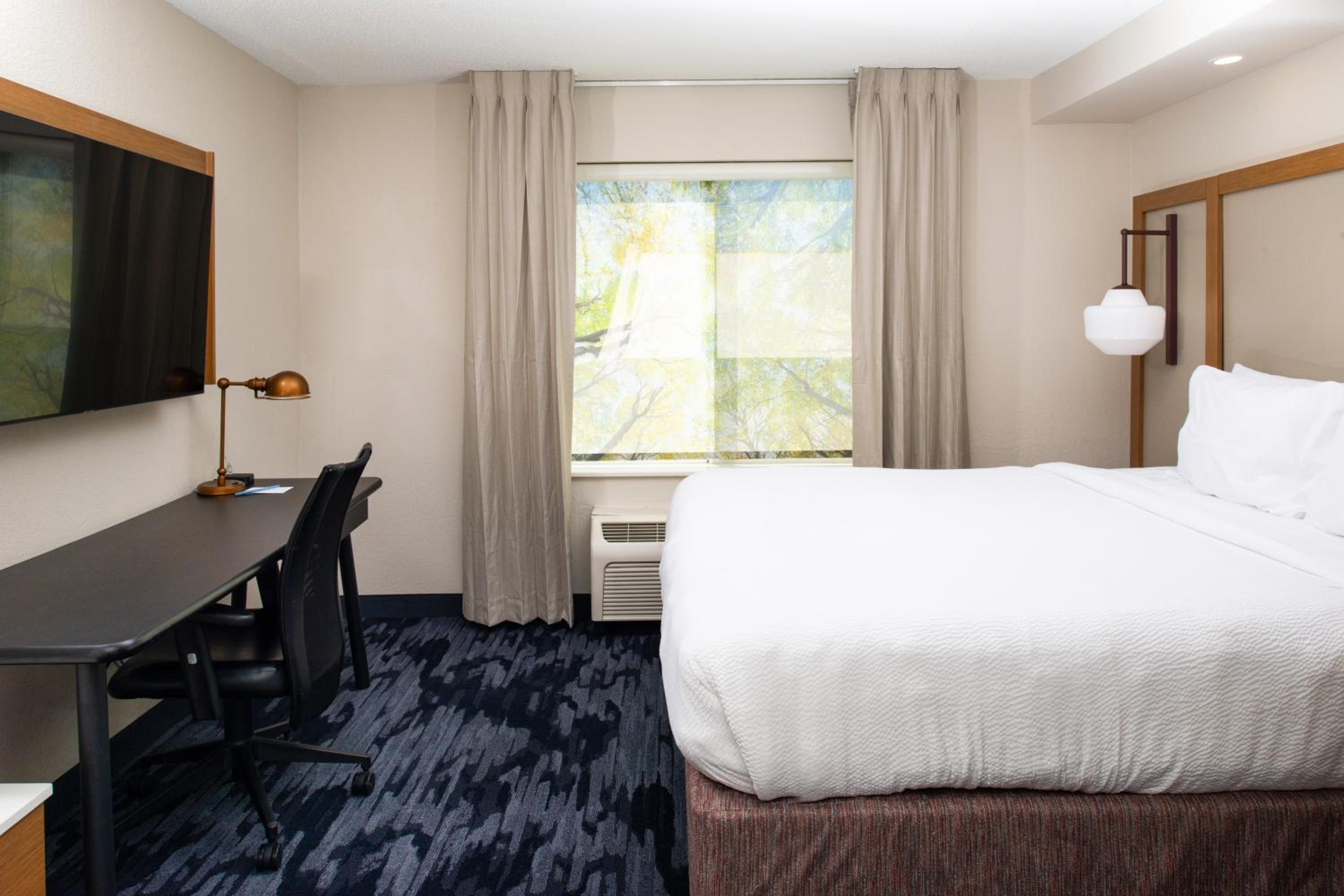 Executive Suite, 1 King, Sofa bed (Mobility & Hearing Accessible w/ Tub)